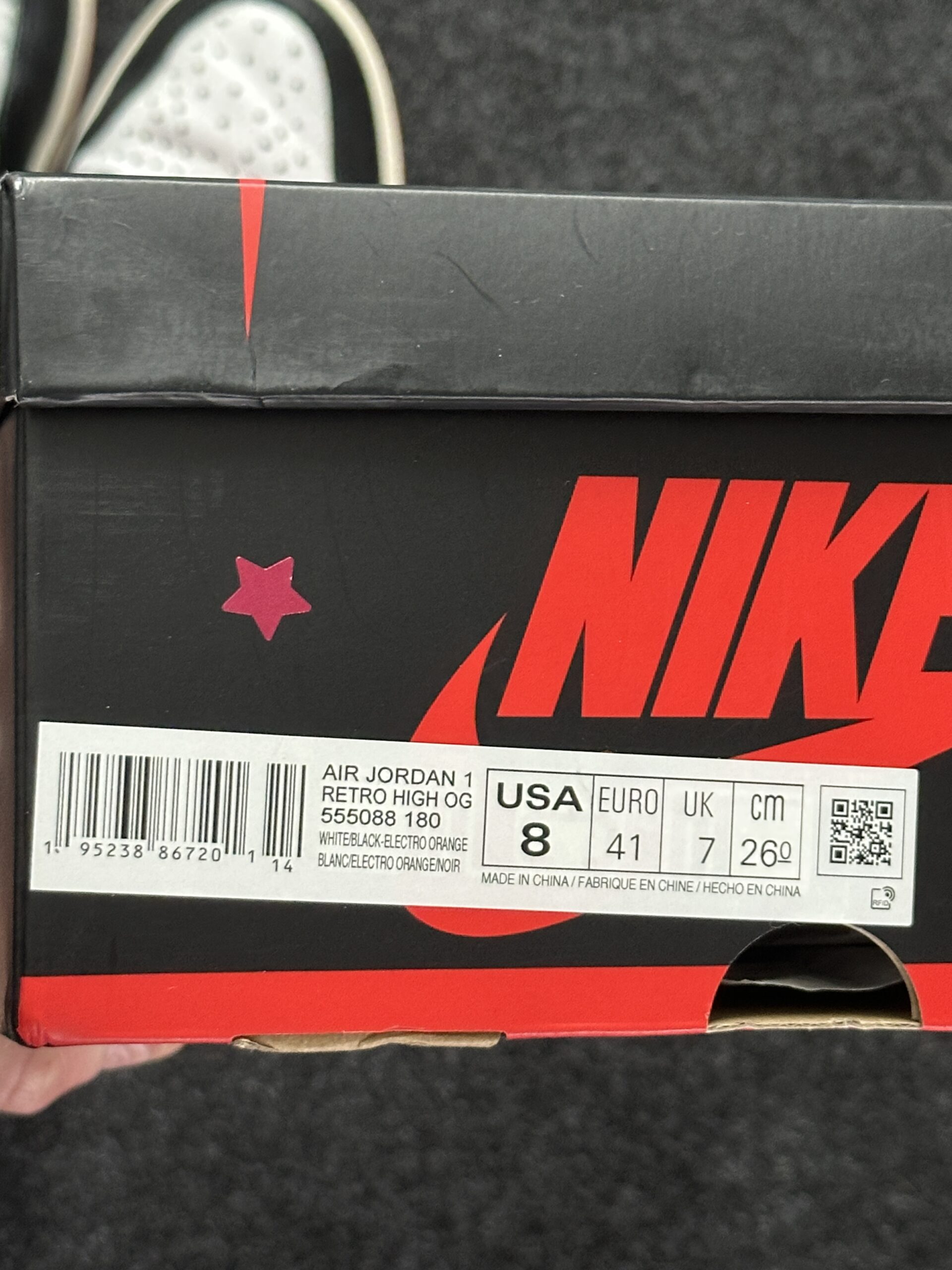 Air Jordan 1 Retro High OG Electro Orange 555088-180 taglia EU 41 vista box