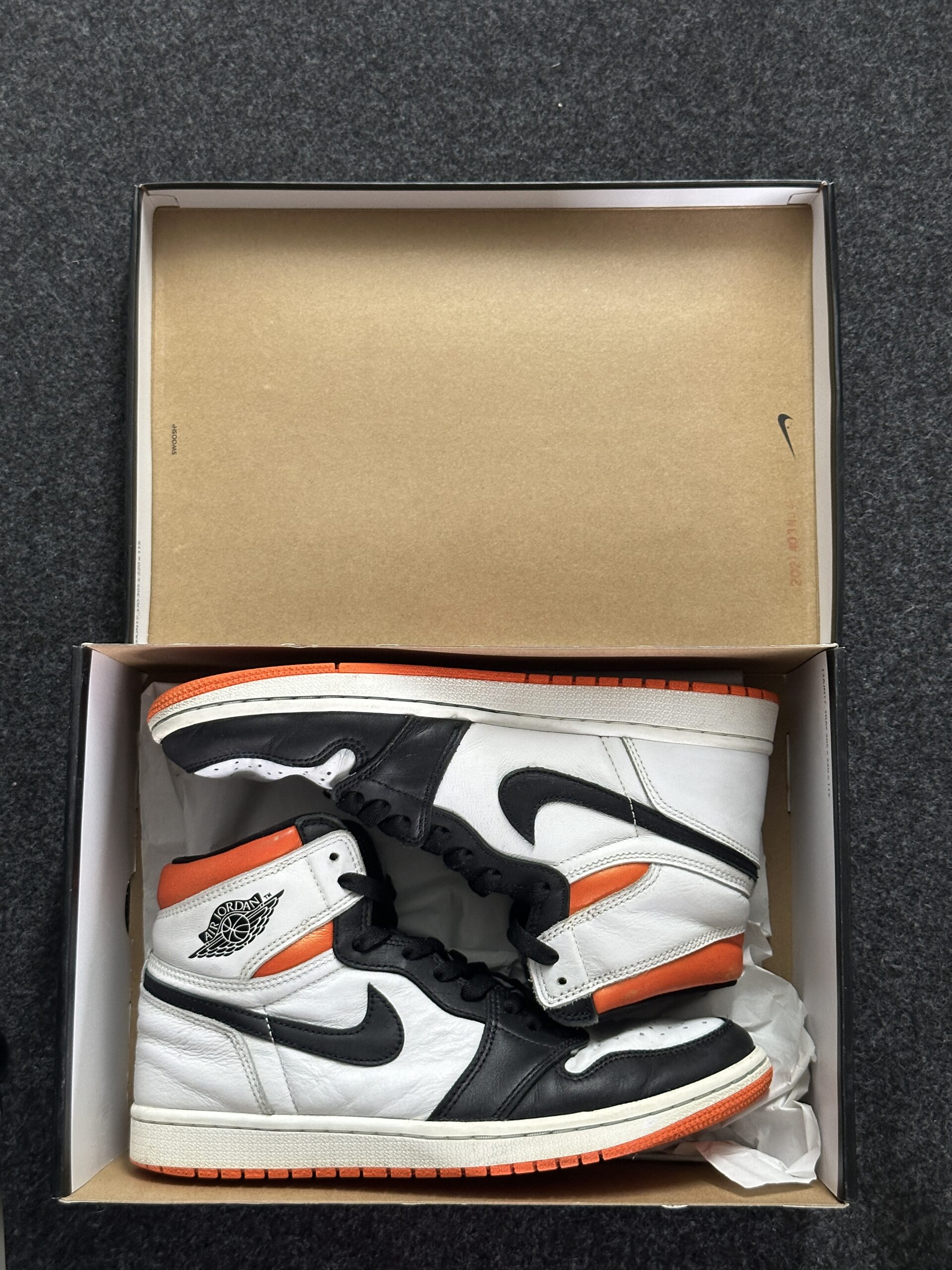 Air Jordan 1 Retro High OG Electro Orange 555088-180 taglia EU 41 vista intbox