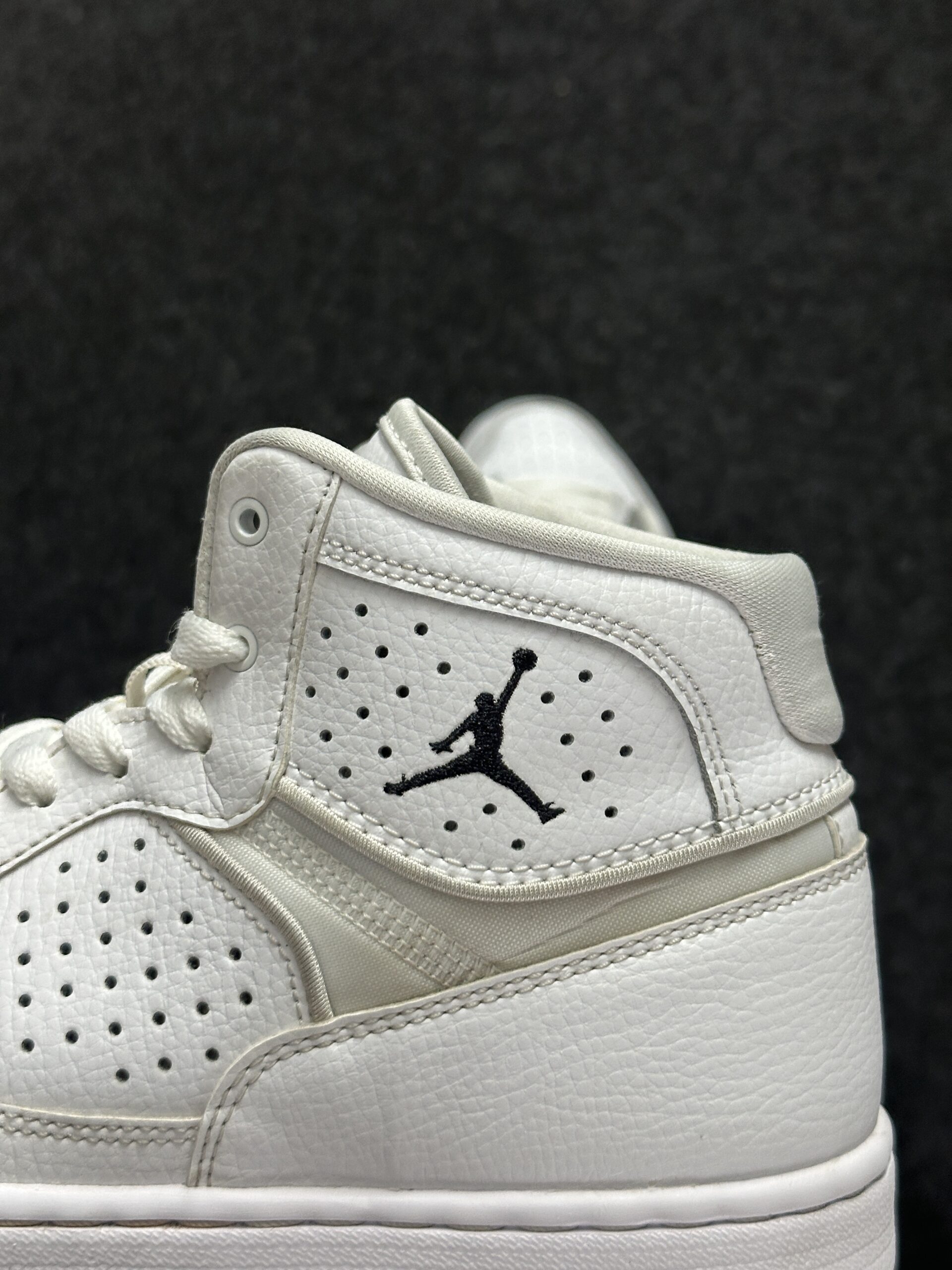 Air Jordan Access White AR3762-100 taglia EU 44 vista logo