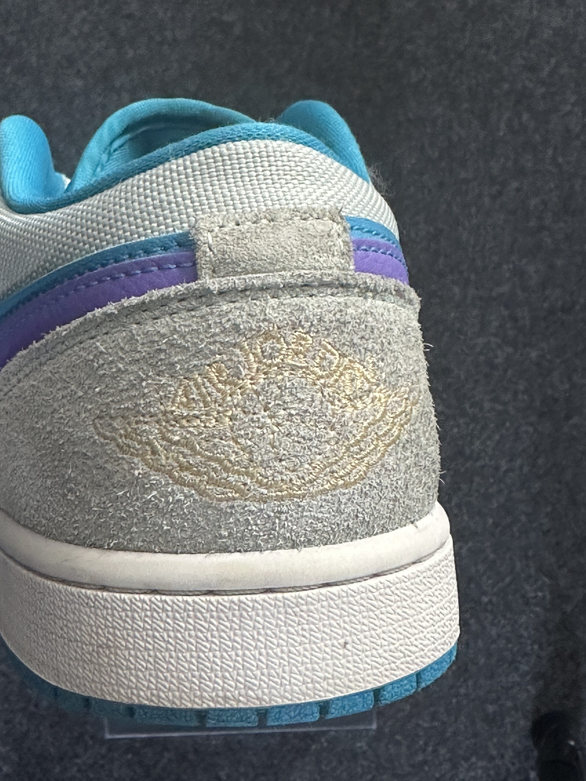Air Jordan 1 Low SE Pistachio Aquatone DX4334-300 taglia EU 40.5 vista logo