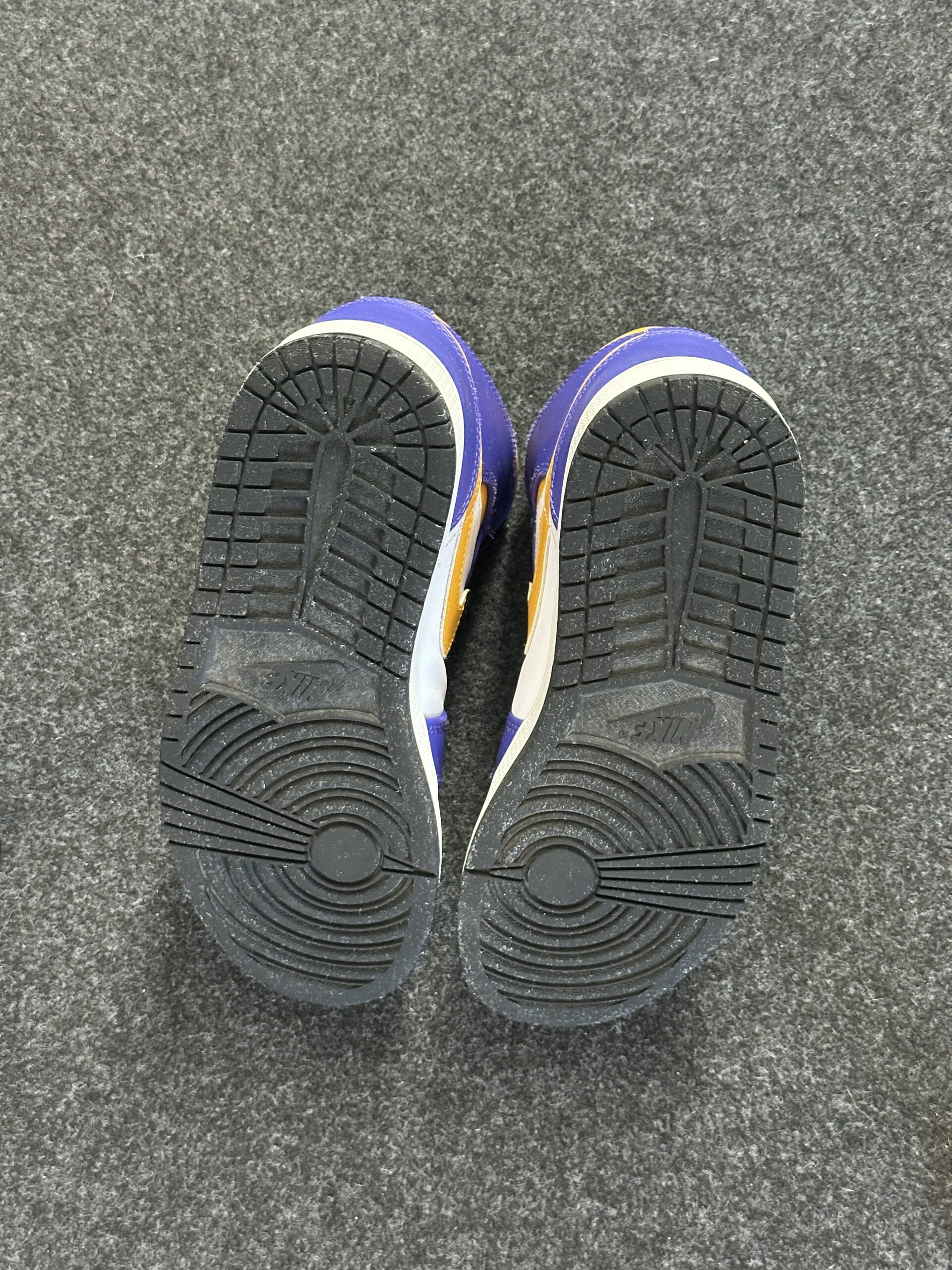 Air Jordan 1 Mid Lakers DQ8426-517 taglia EU 42 vista suole