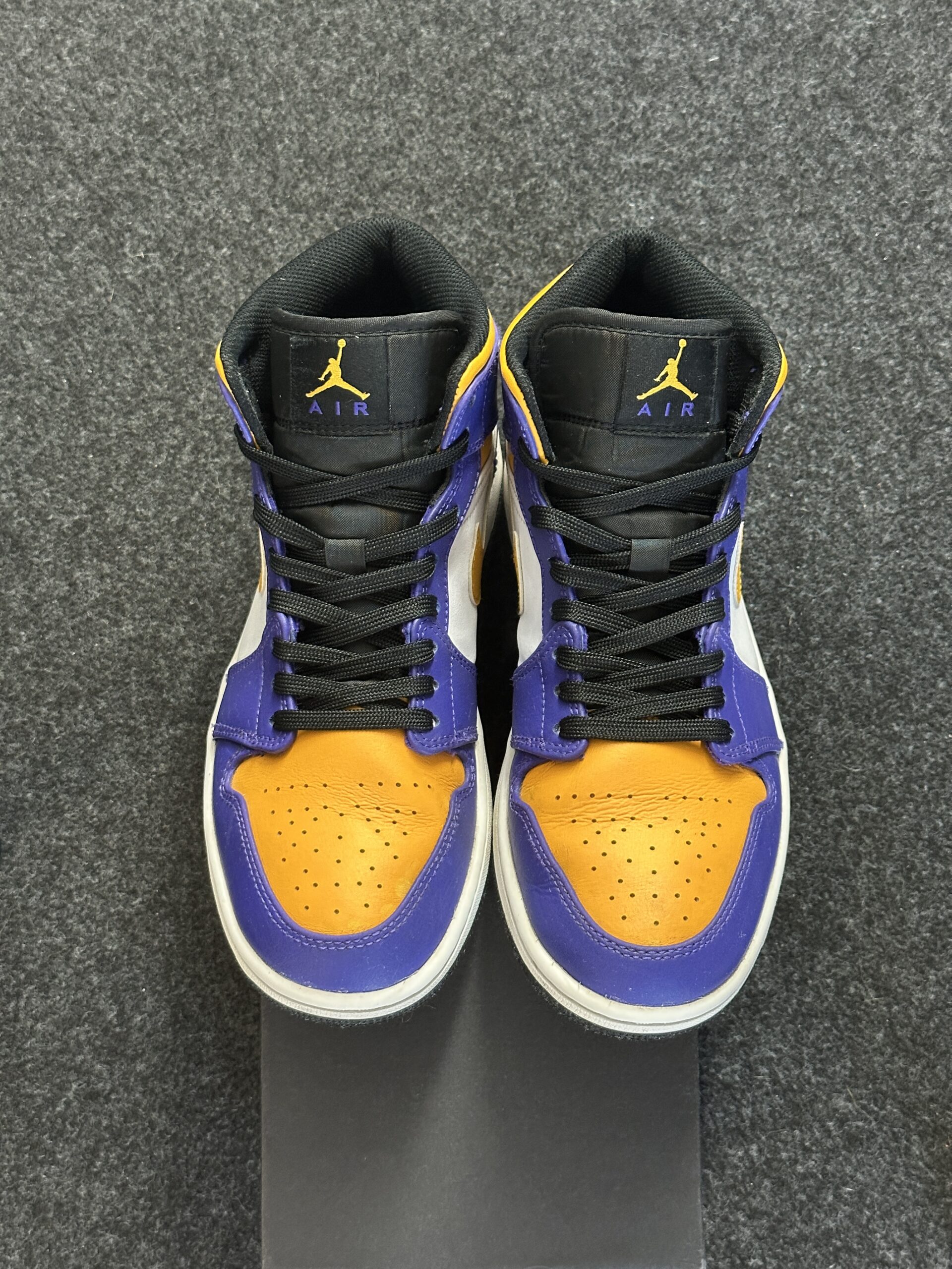 Air Jordan 1 Mid Lakers DQ8426-517 taglia EU 42 vista punta