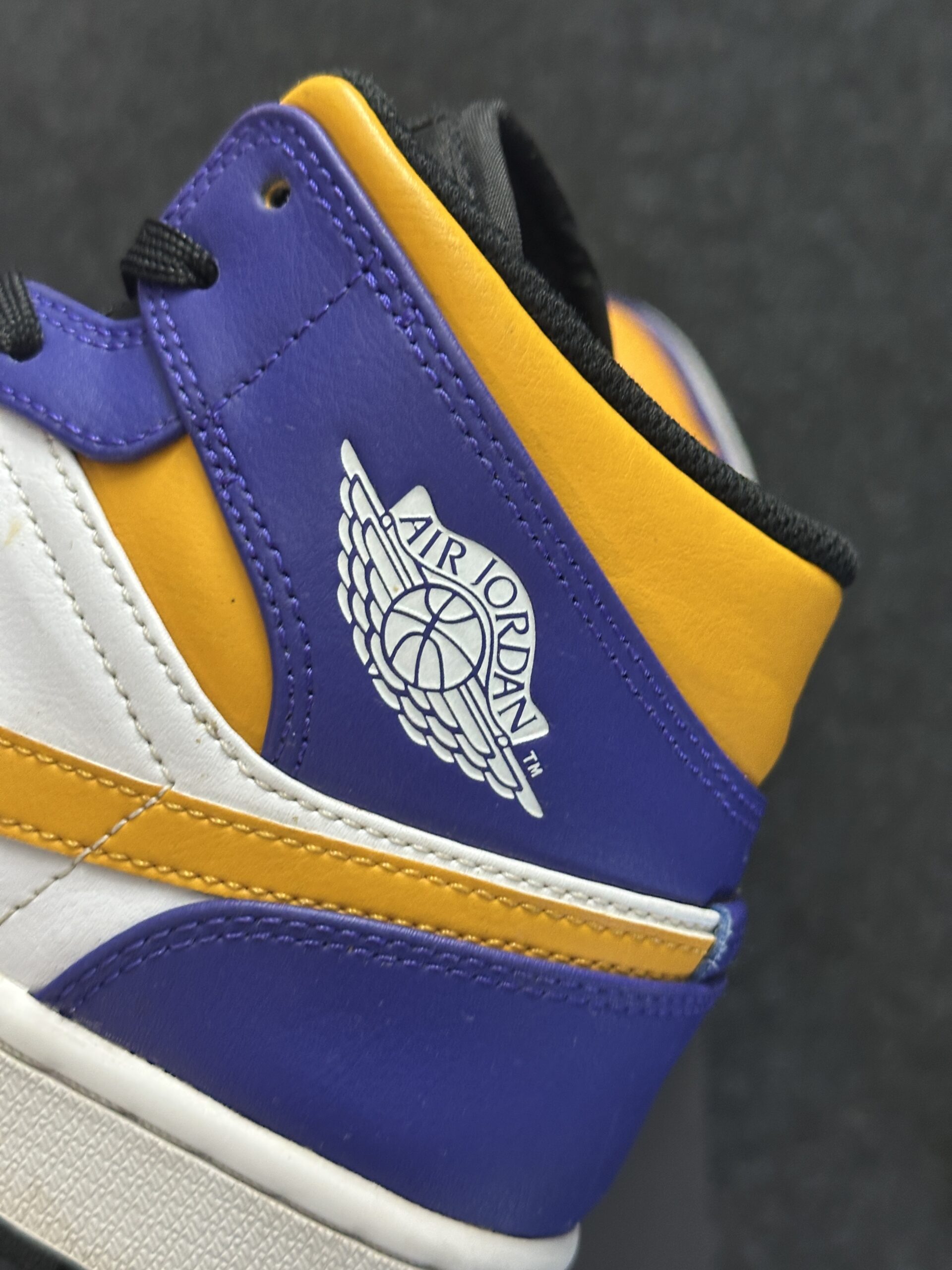 Air Jordan 1 Mid Lakers DQ8426-517 taglia EU 42 vista logo