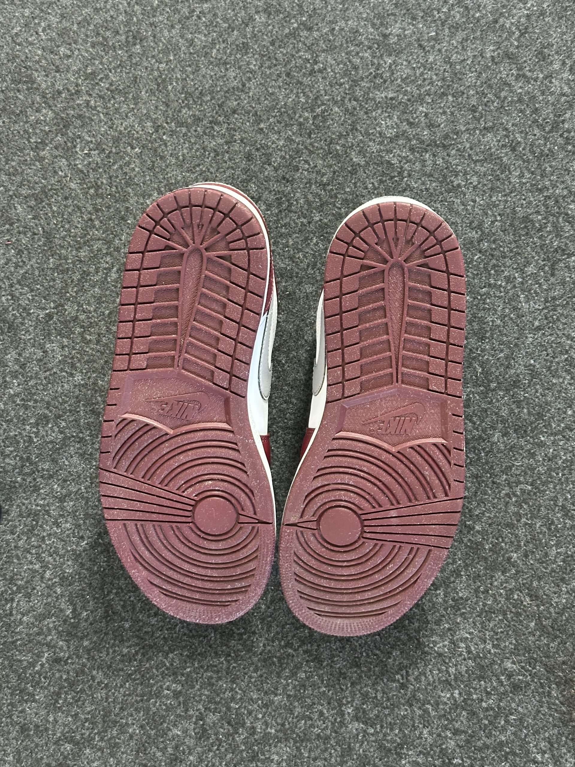 Air Jordan 1 Low Bordeaux 553558-615 taglia EU 43 vista suole