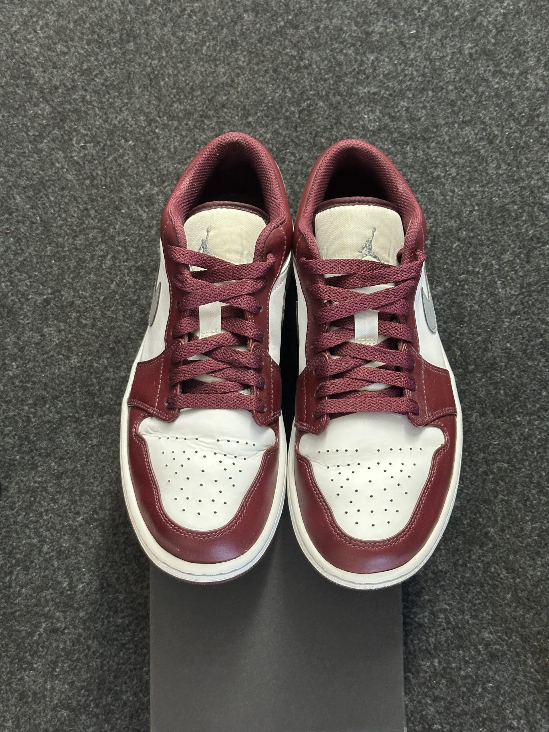 Air Jordan 1 Low Bordeaux 553558-615 taglia EU 43 vista punta