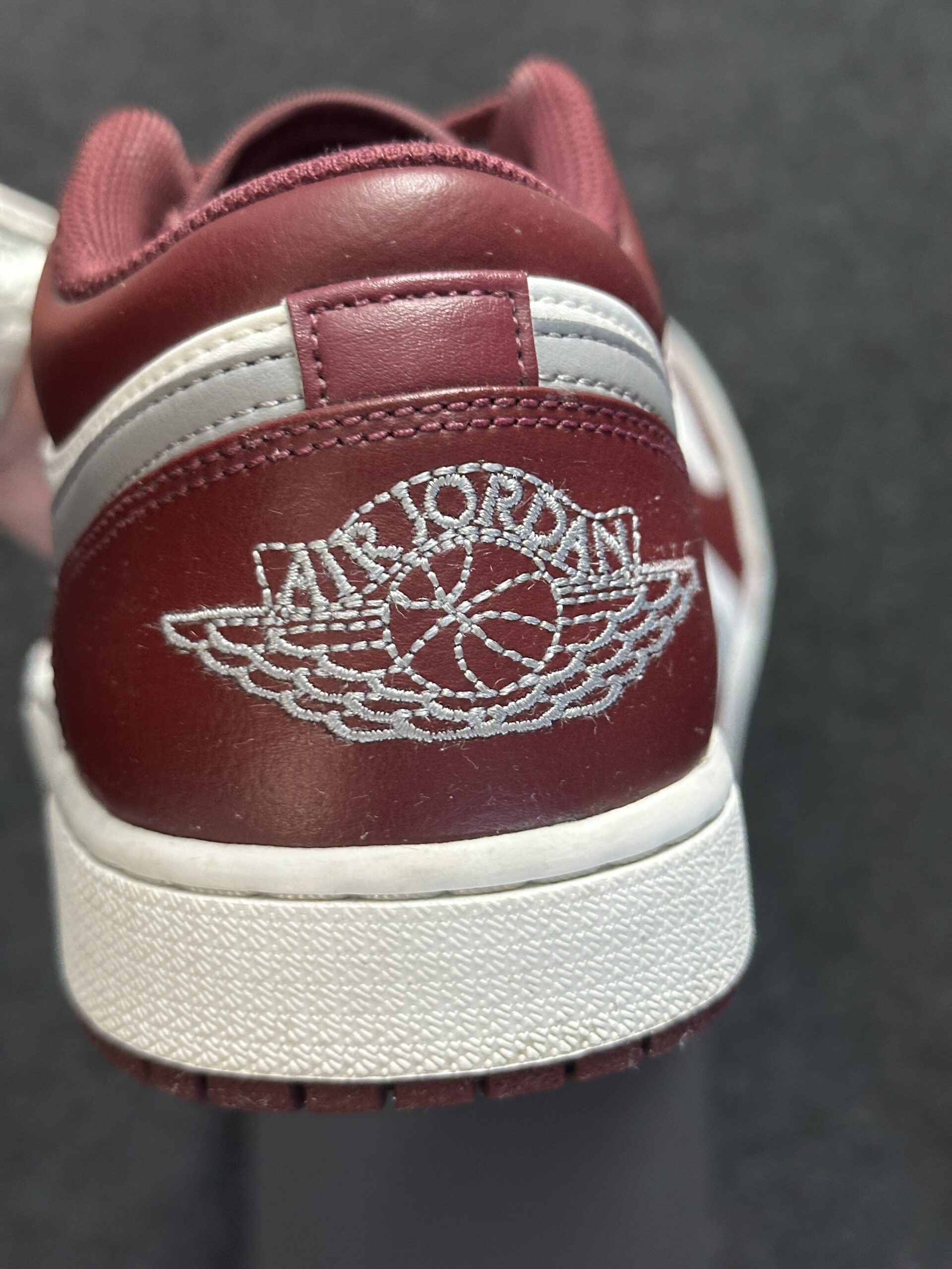 Air Jordan 1 Low Bordeaux 553558-615 taglia EU 43 vista logo