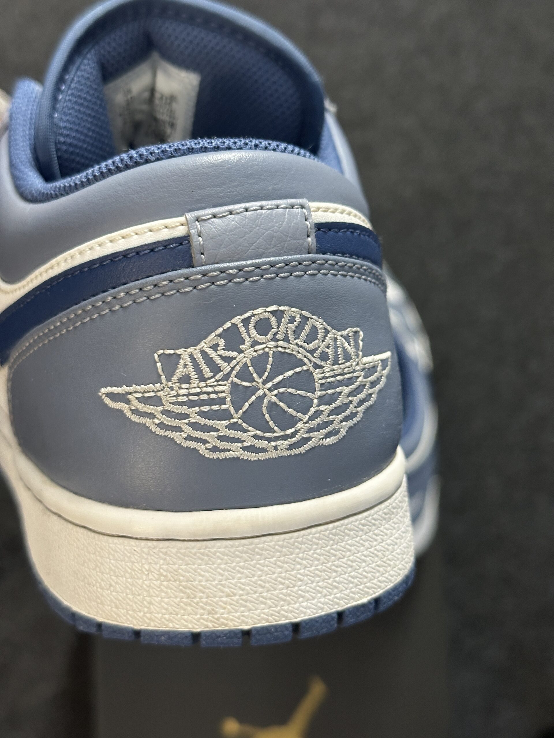 Air Jordan 1 Low Ashen Slate 553558-414 taglia EU 44 vista logo