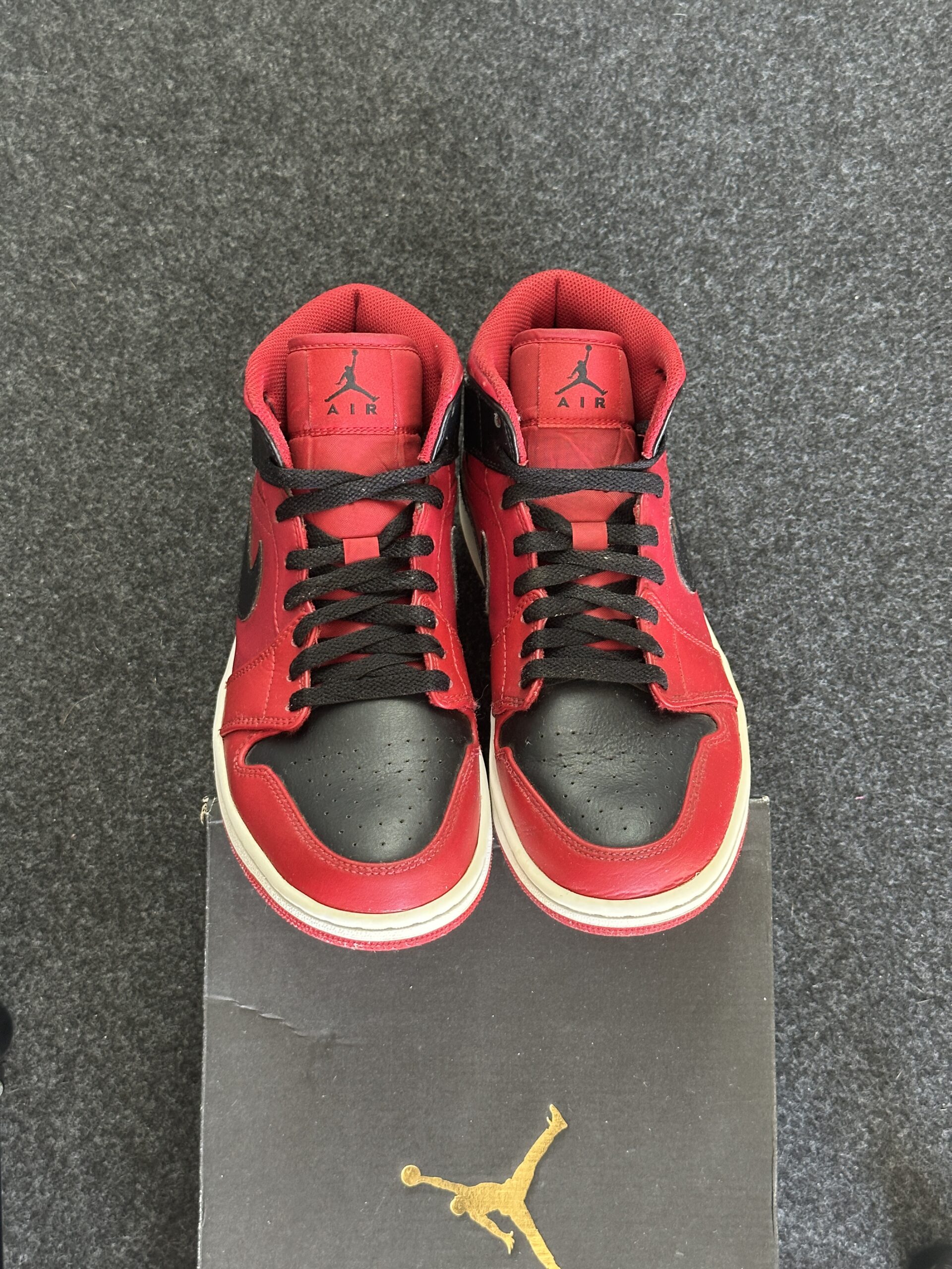 Air Jordan 1 Mid Reverse Bred 554724-660 taglia EU 42.5 vista punta