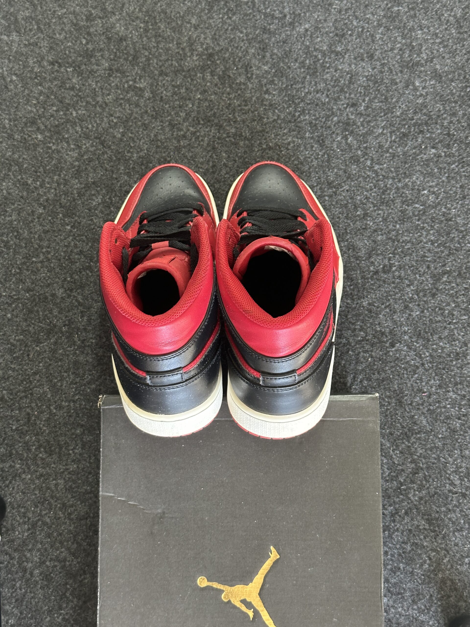 Air Jordan 1 Mid Reverse Bred 554724-660 taglia EU 42.5 vista tallone