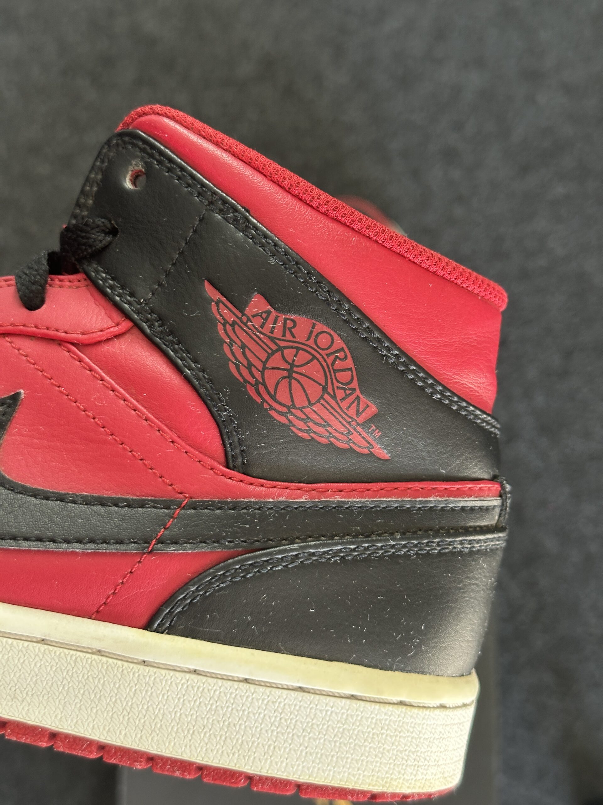 Air Jordan 1 Mid Reverse Bred 554724-660 taglia EU 42.5 vista logo