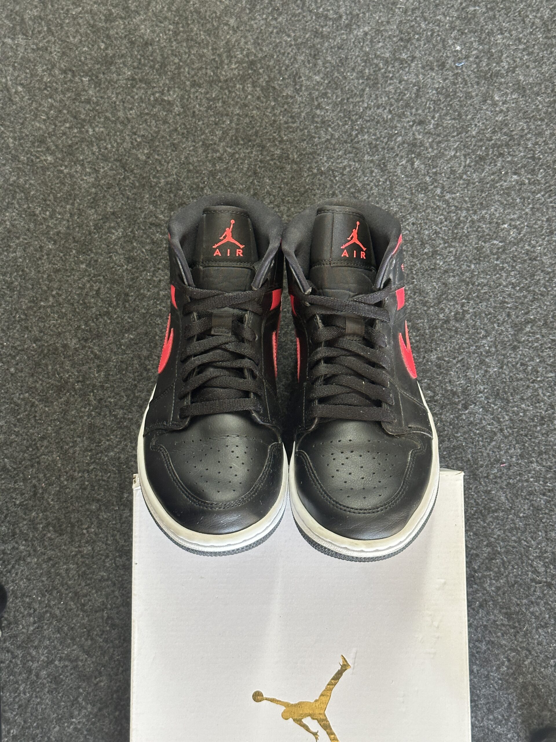 Air Jordan 1 Mid Siren Red BQ6472-004 taglia EU 40.5 vista punta