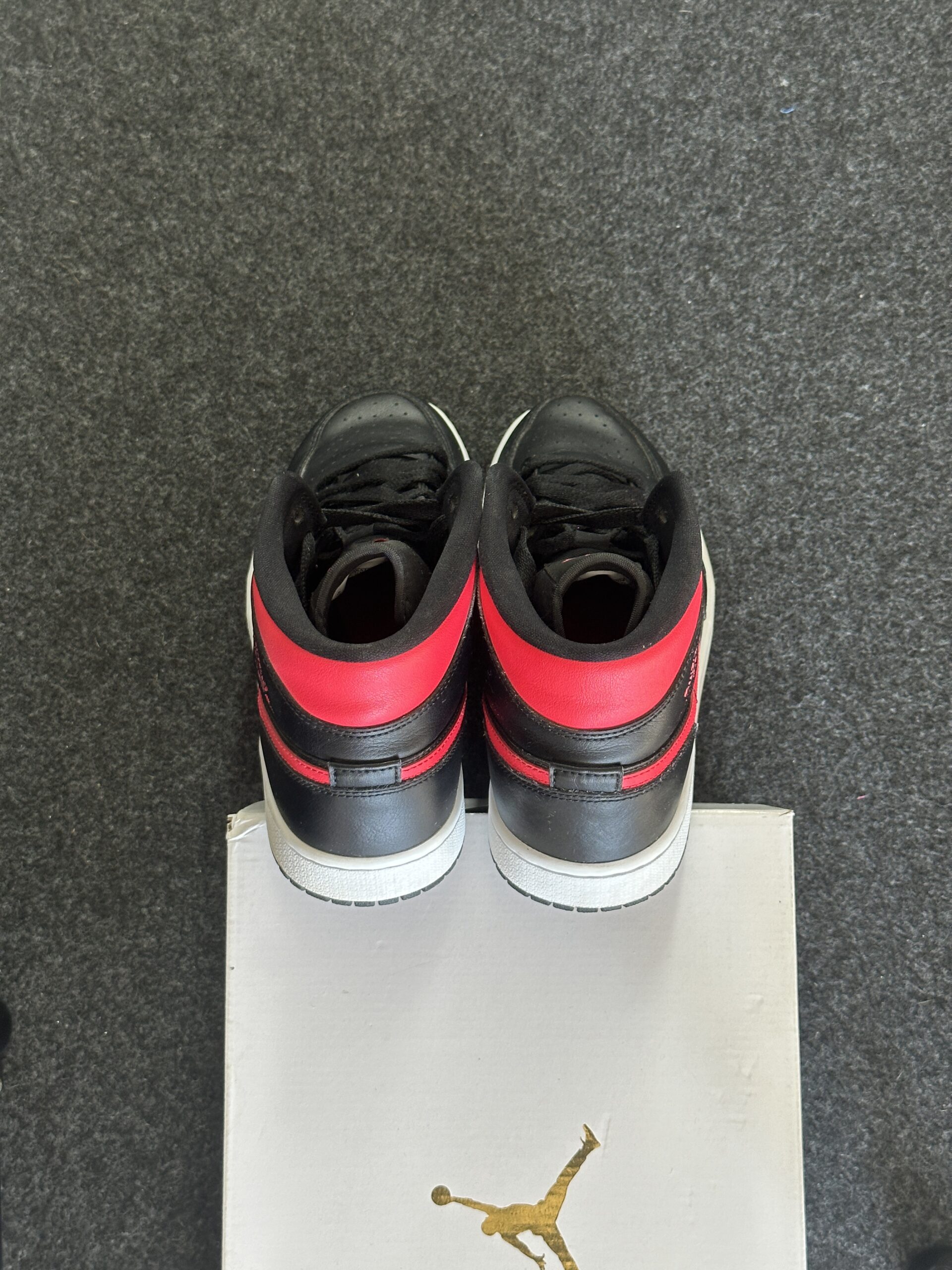 Air Jordan 1 Mid Siren Red BQ6472-004 taglia EU 40.5 vista tallone