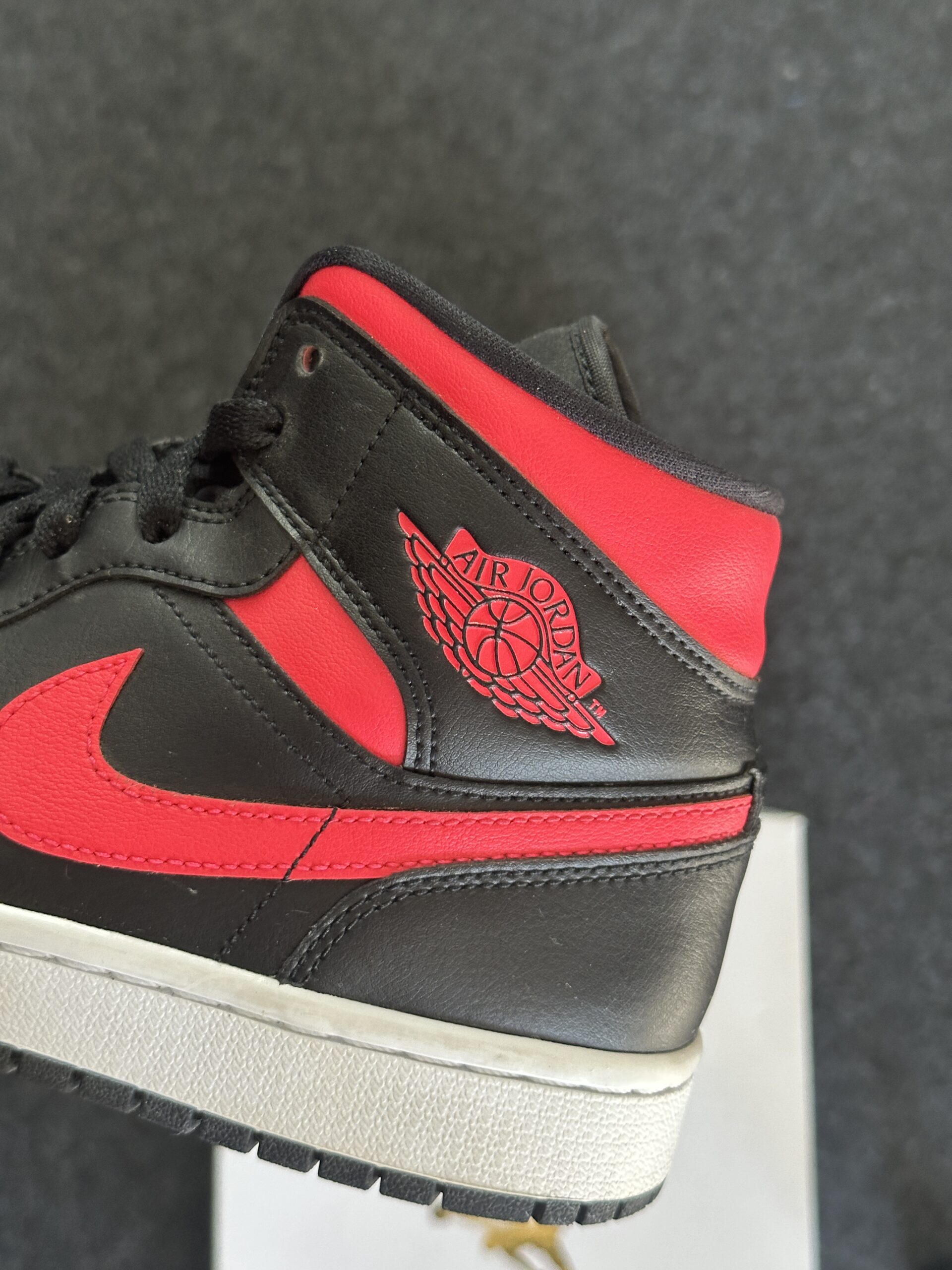 Air Jordan 1 Mid Siren Red BQ6472-004 taglia EU 40.5 vista logo