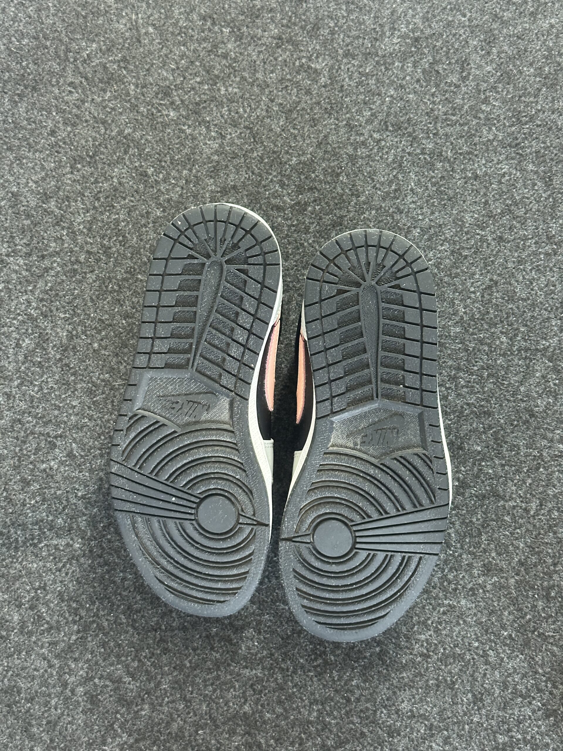 Air Jordan 1 Low Black Grey Pink 553558-062 taglia EU 41 vista suole
