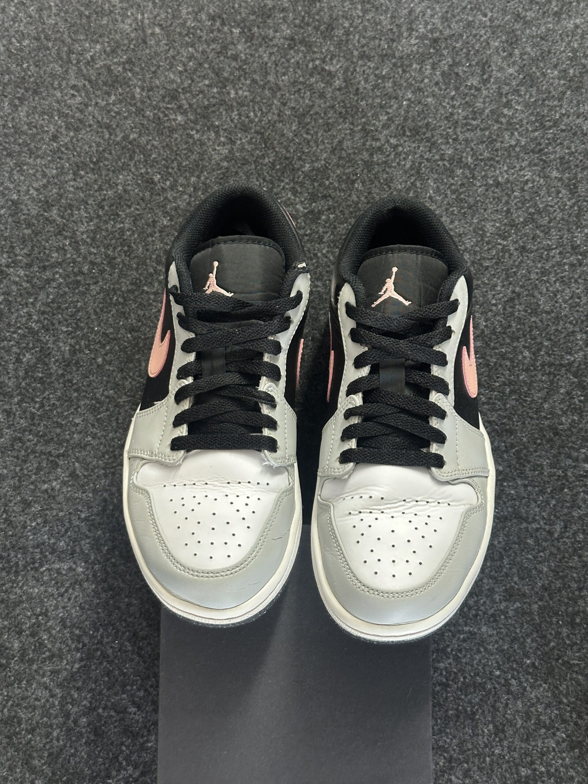 Air Jordan 1 Low Black Grey Pink 553558-062 taglia EU 41 vista punta