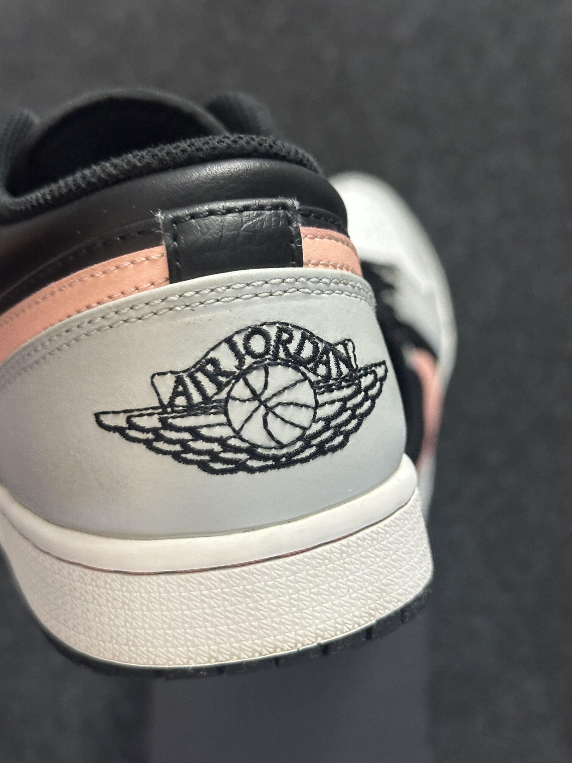 Air Jordan 1 Low Black Grey Pink 553558-062 taglia EU 41 vista logo