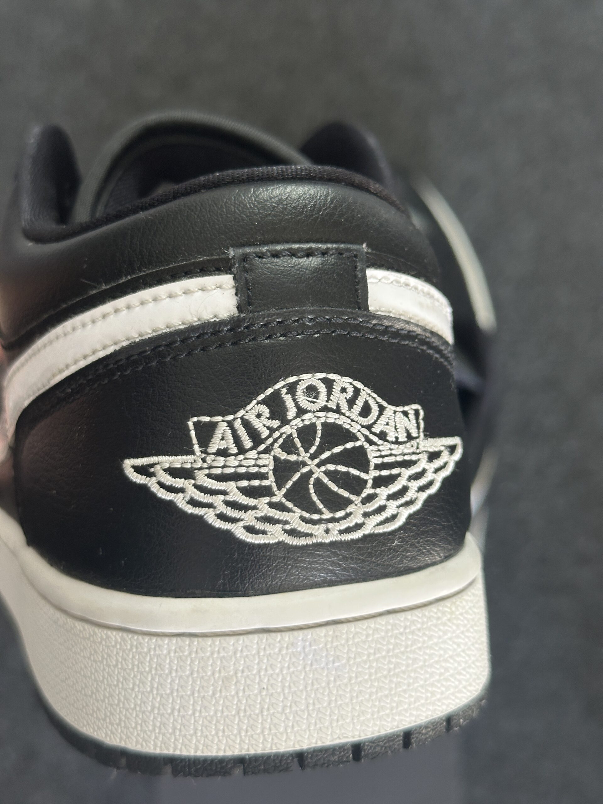 Air Jordan 1 Low Black White DV0990-001 taglia EU 43 vista logo