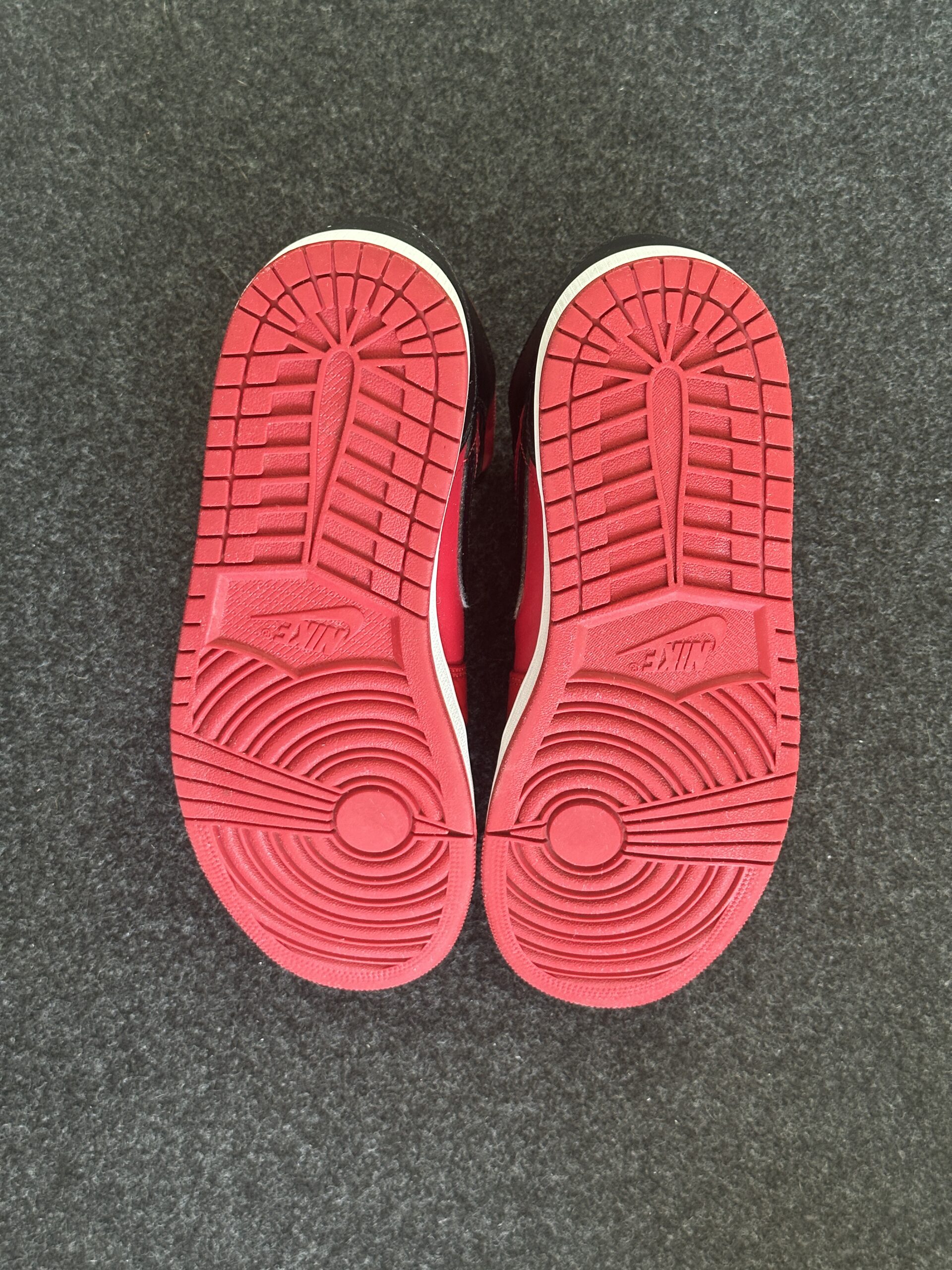 Air Jordan 1 Mid Reverse Bred 554724-660 taglia EU 44 vista suole