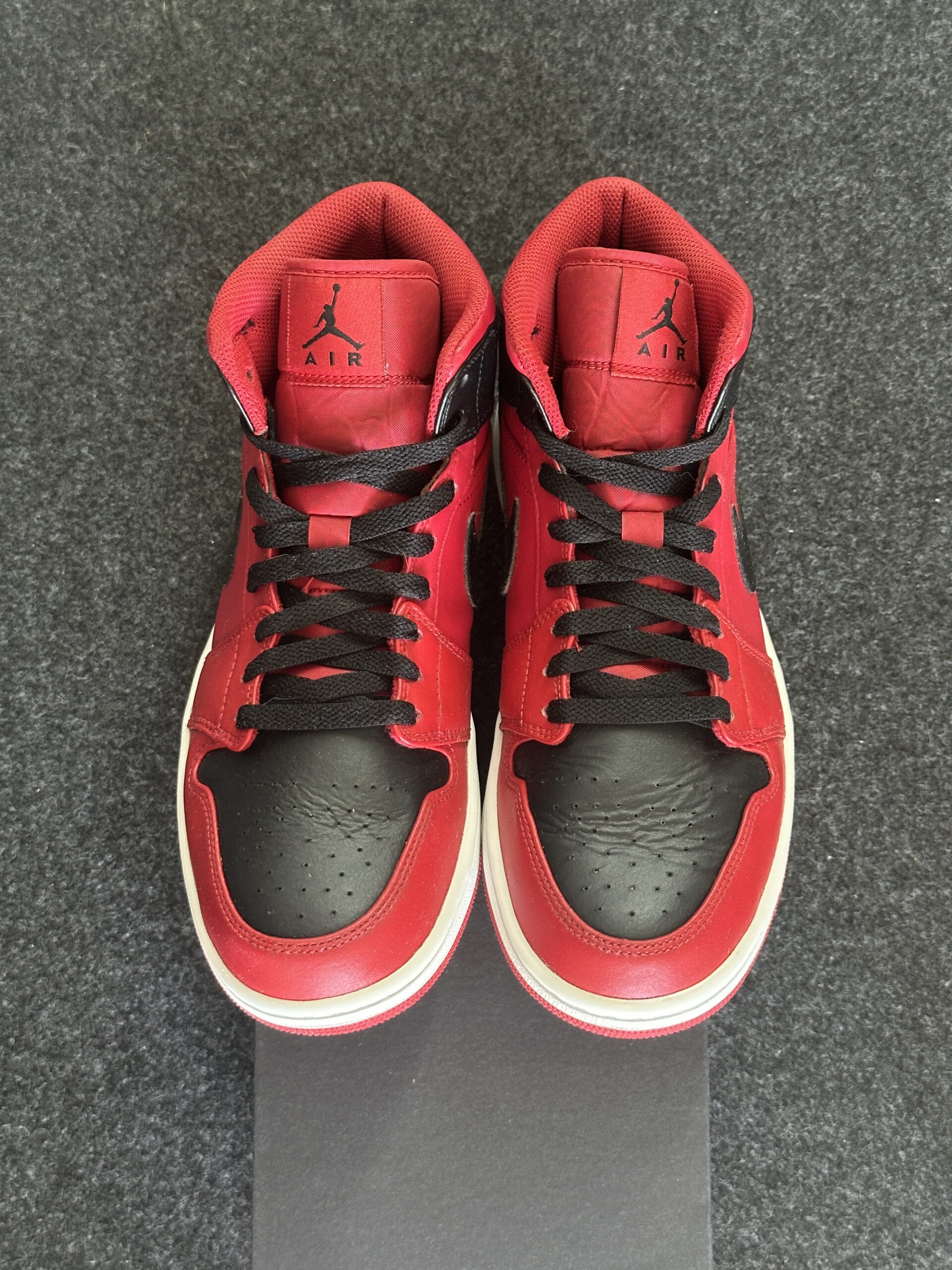 Air Jordan 1 Mid Reverse Bred 554724-660 taglia EU 44 vista punta