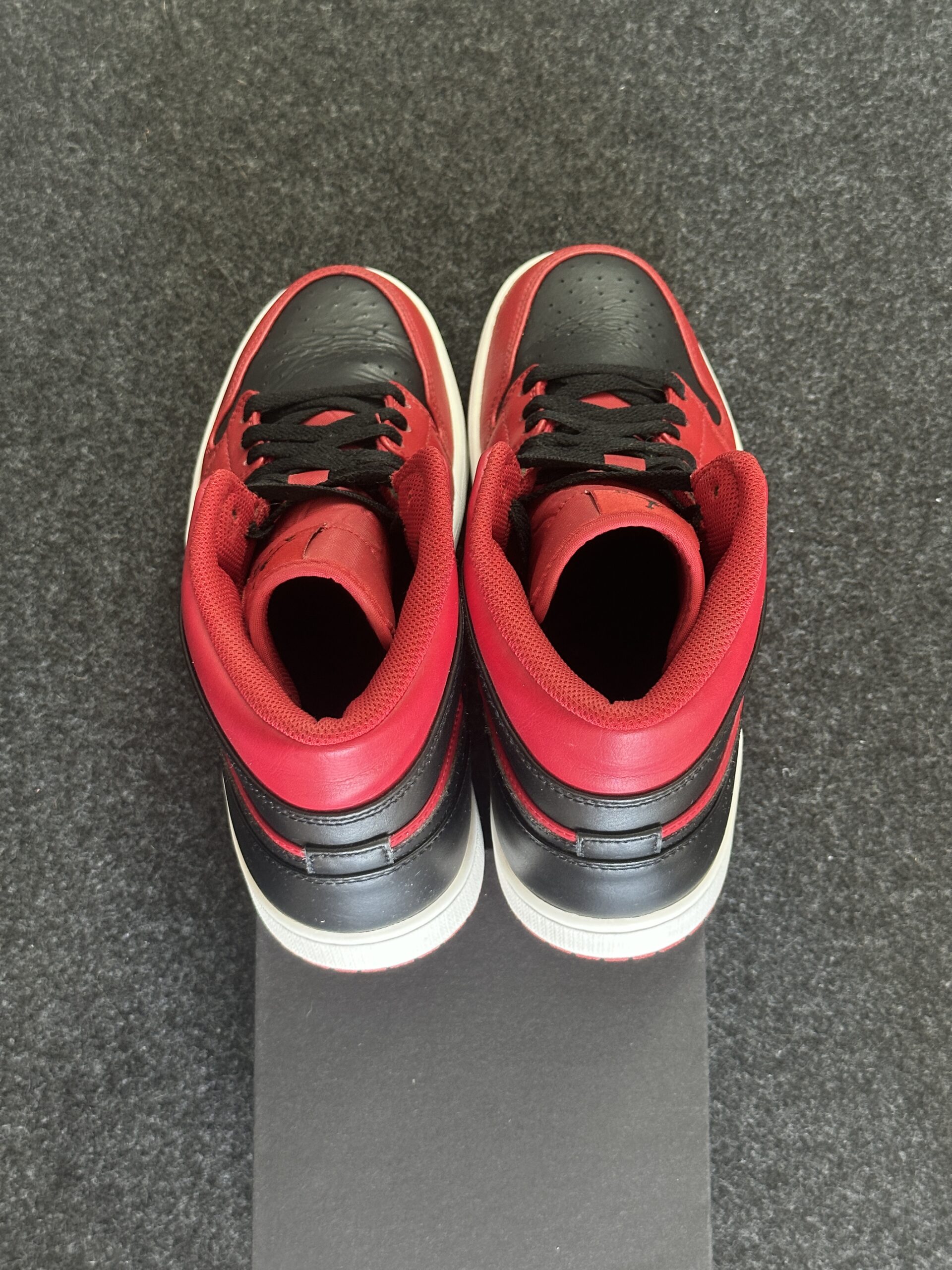Air Jordan 1 Mid Reverse Bred 554724-660 taglia EU 44 vista tallone