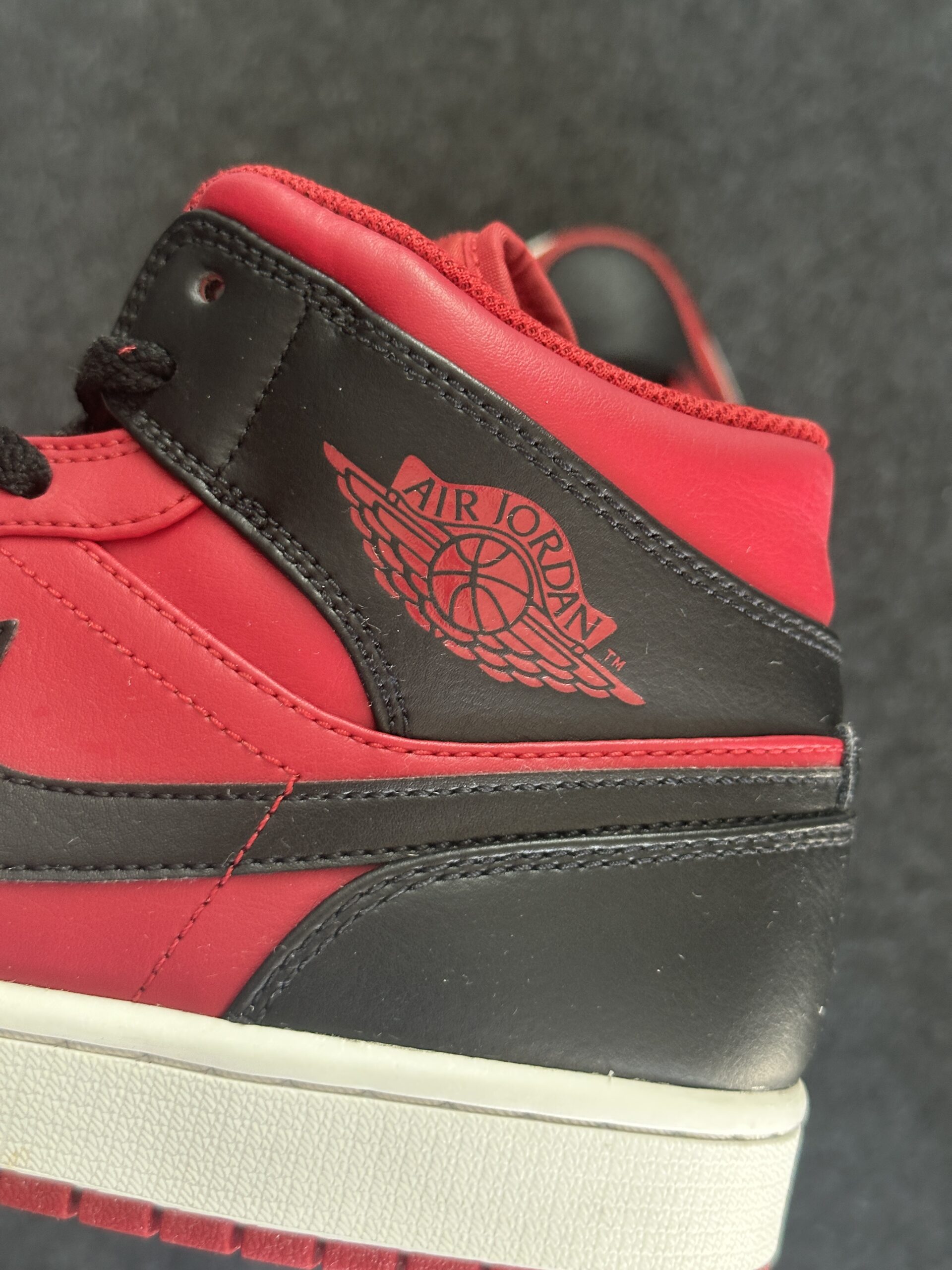 Air Jordan 1 Mid Reverse Bred 554724-660 taglia EU 44 vista logo