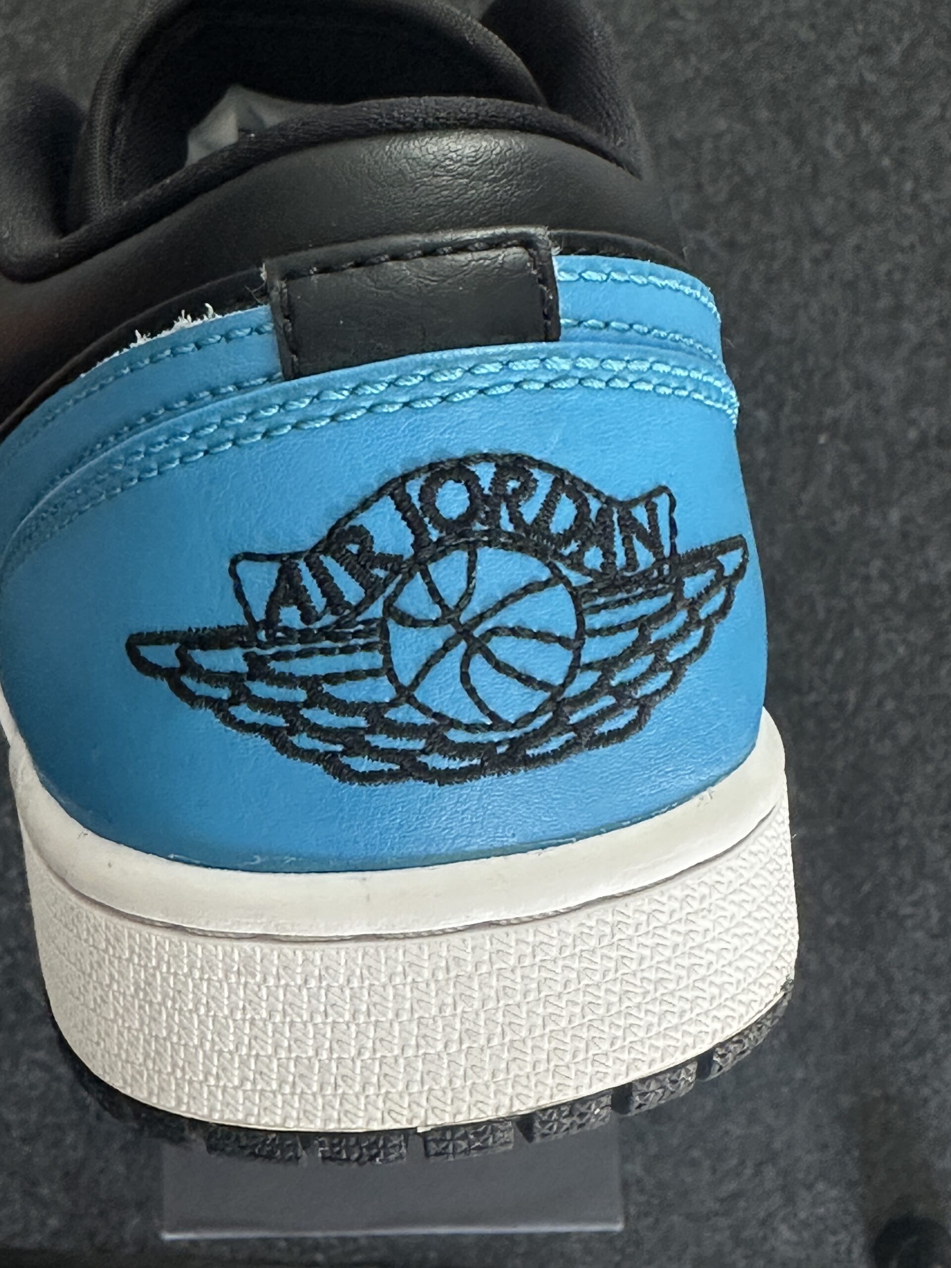 Air Jordan 1 Low Laser Blue 553558-410 taglia EU 43 vista logo