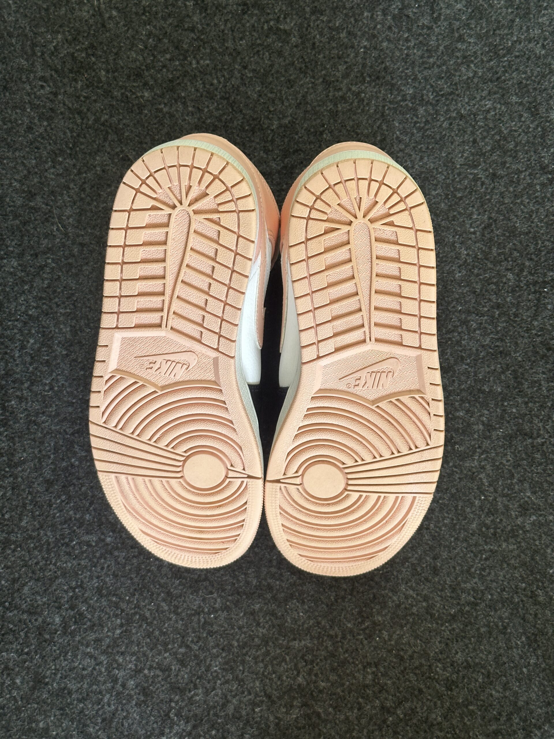 Air Jordan 1 Mid Crimson Tint 554724-133 taglia EU 42.5 vista suole