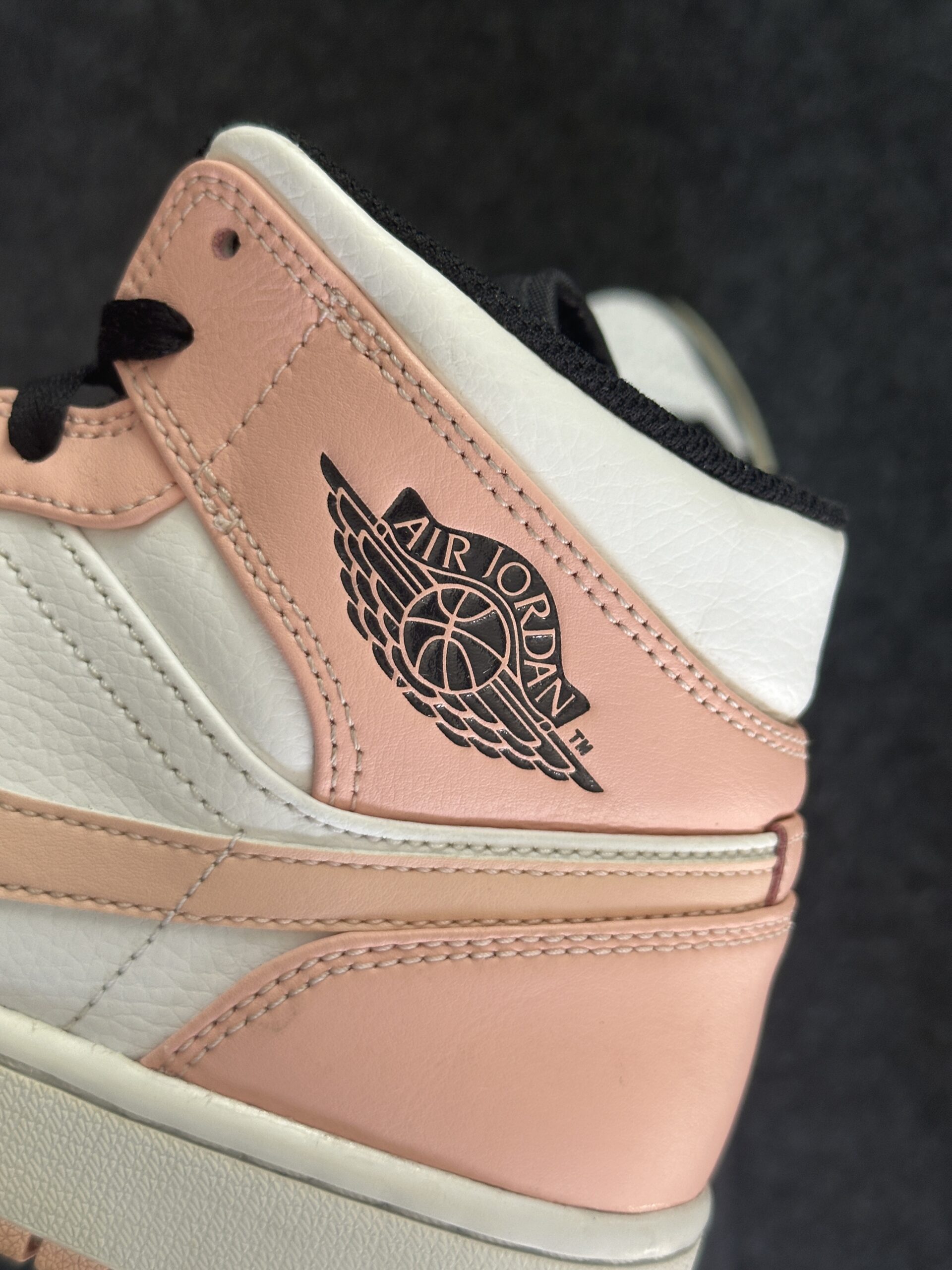 Air Jordan 1 Mid Crimson Tint 554724-133 taglia EU 42.5 vista logo