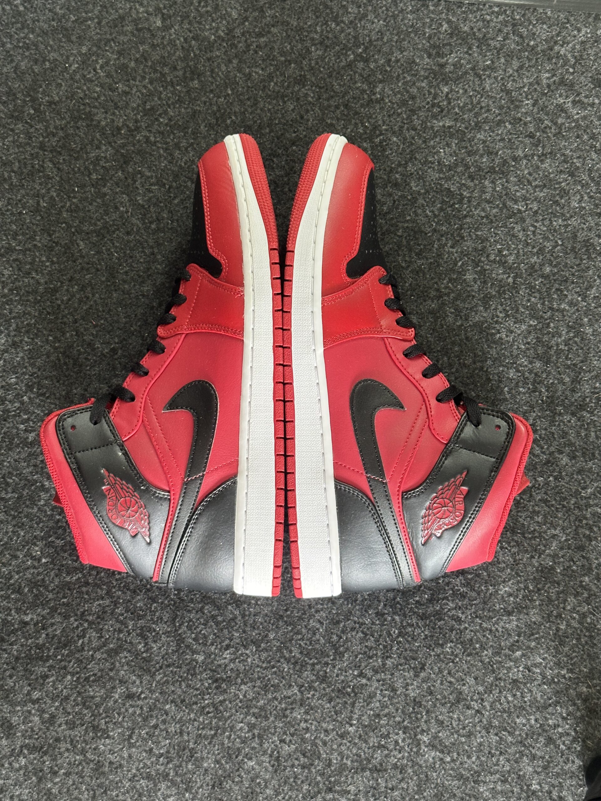 Air Jordan 1 Mid Reverse Bred 554724-660 taglia EU 44.5 vista esterna