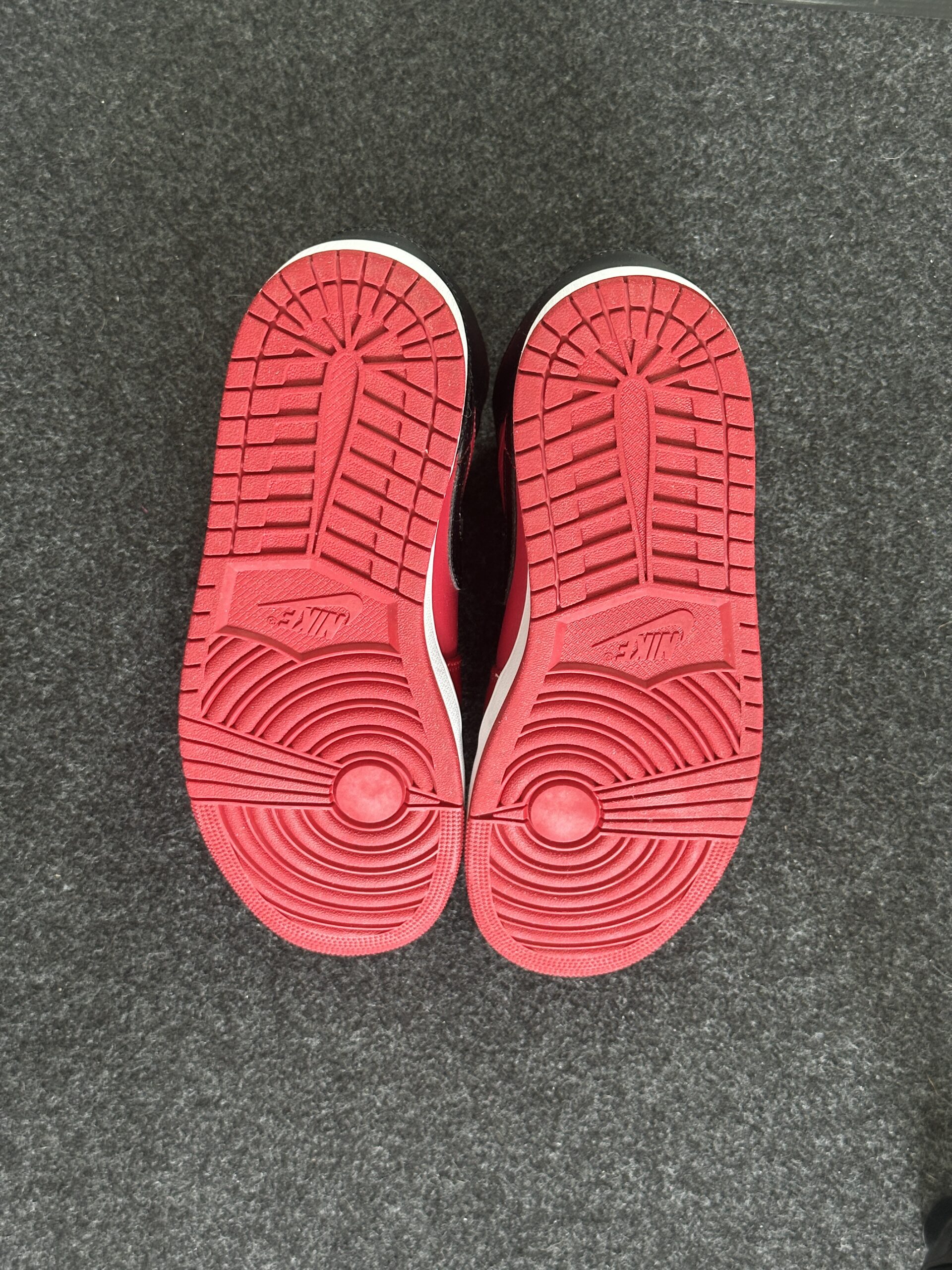 Air Jordan 1 Mid Reverse Bred 554724-660 taglia EU 44.5 vista suole