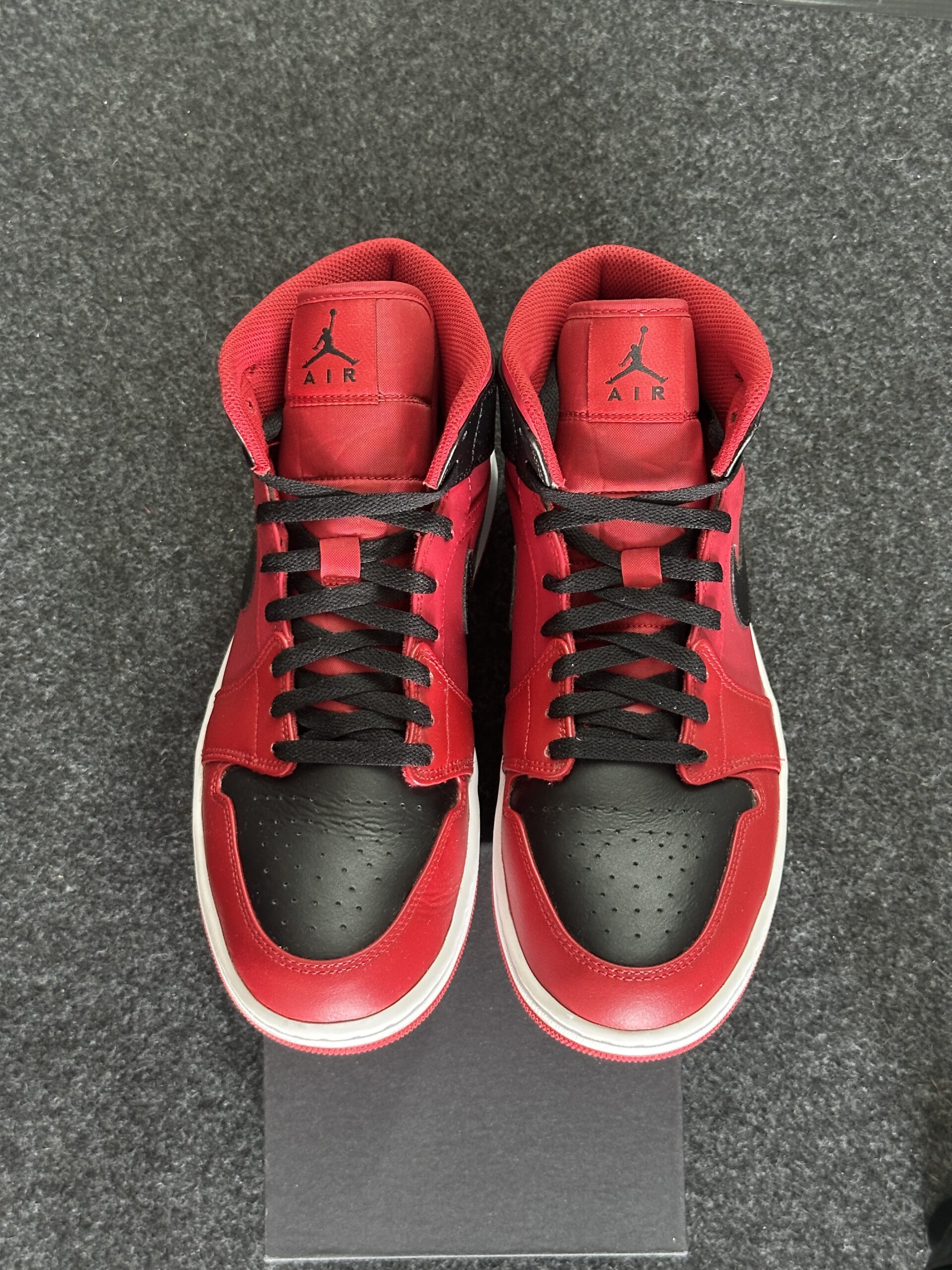 Air Jordan 1 Mid Reverse Bred 554724-660 taglia EU 44.5 vista punta