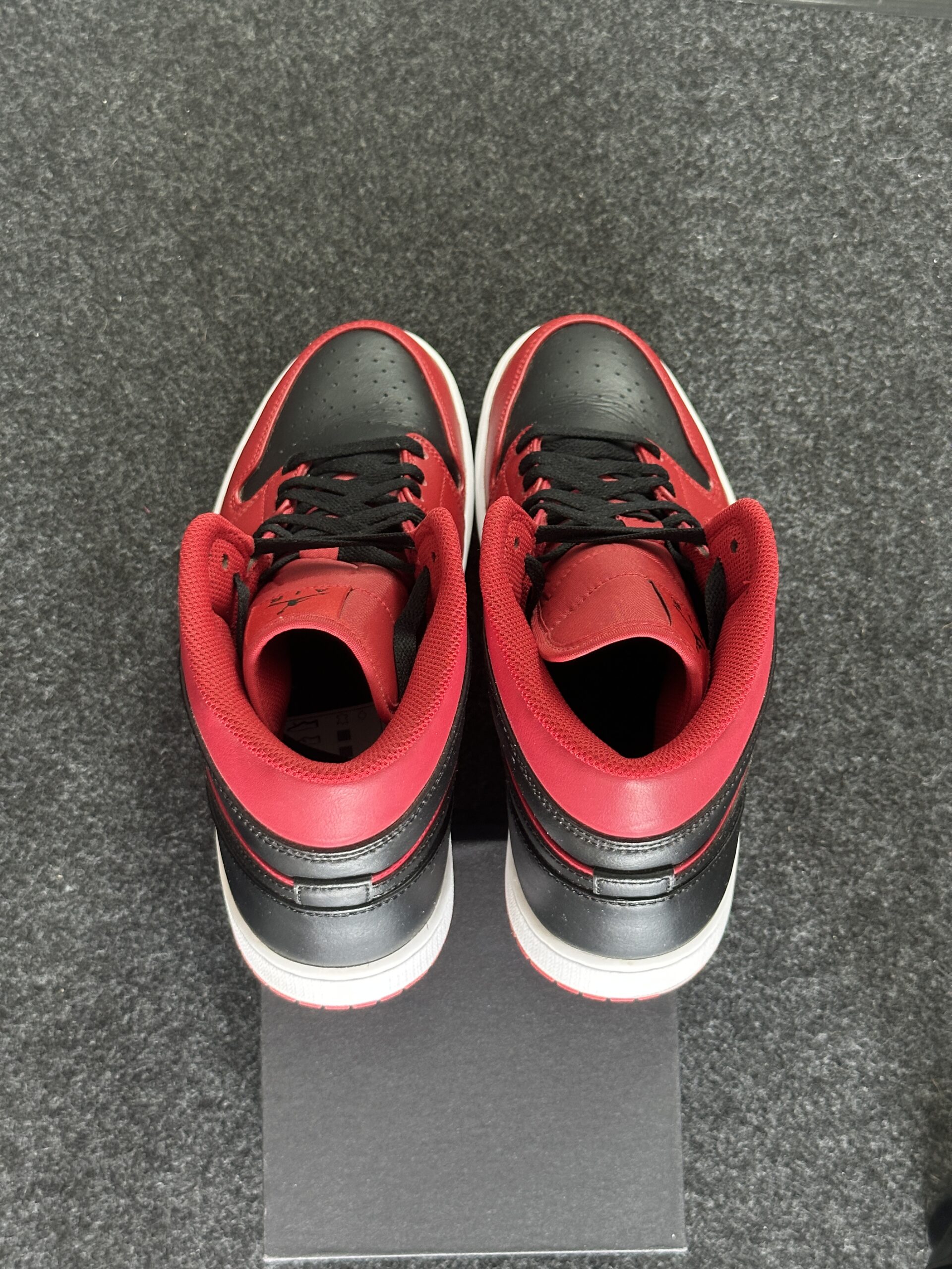 Air Jordan 1 Mid Reverse Bred 554724-660 taglia EU 44.5 vista tallone