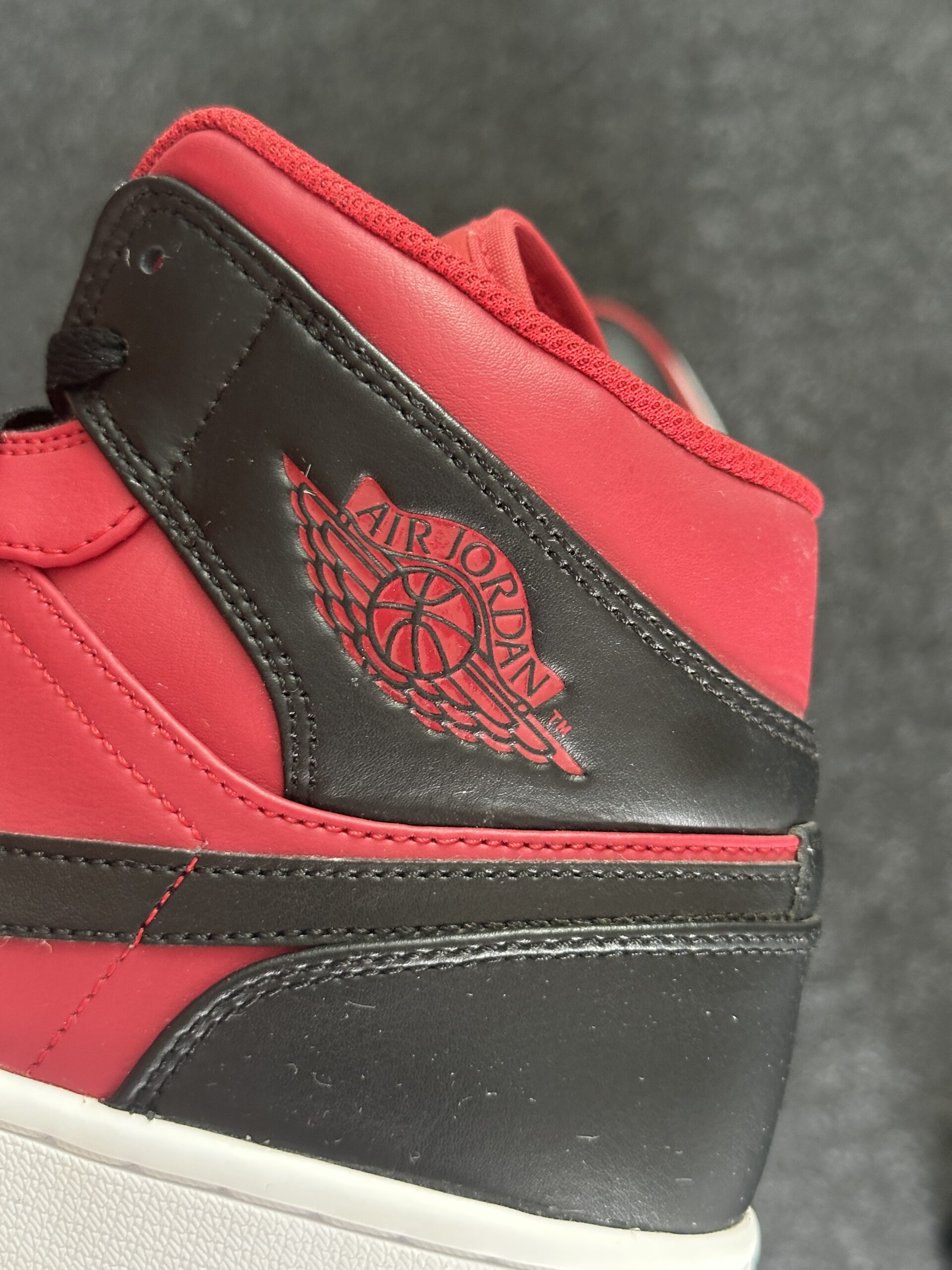 Air Jordan 1 Mid Reverse Bred 554724-660 taglia EU 44.5 vista logo