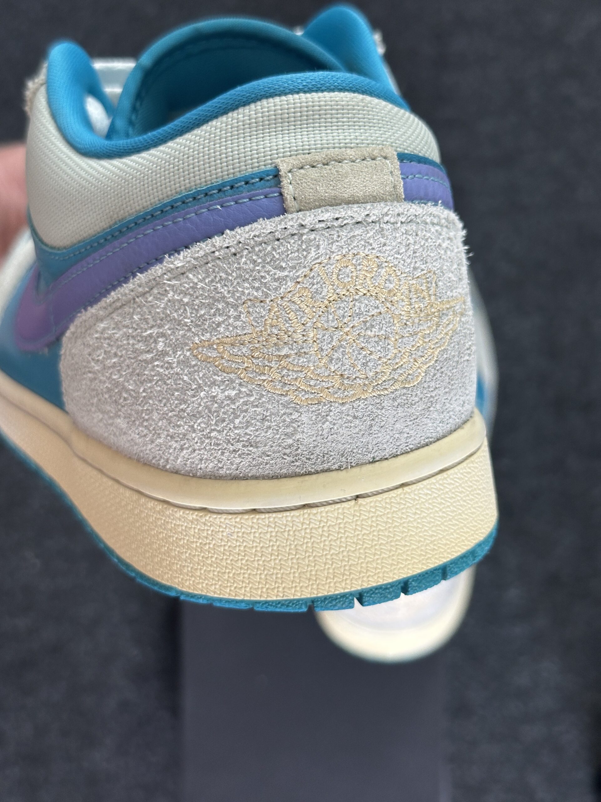 Air Jordan 1 Low SE Pistachio Aquatone DX4334-300 taglia EU 45.5 vista logo