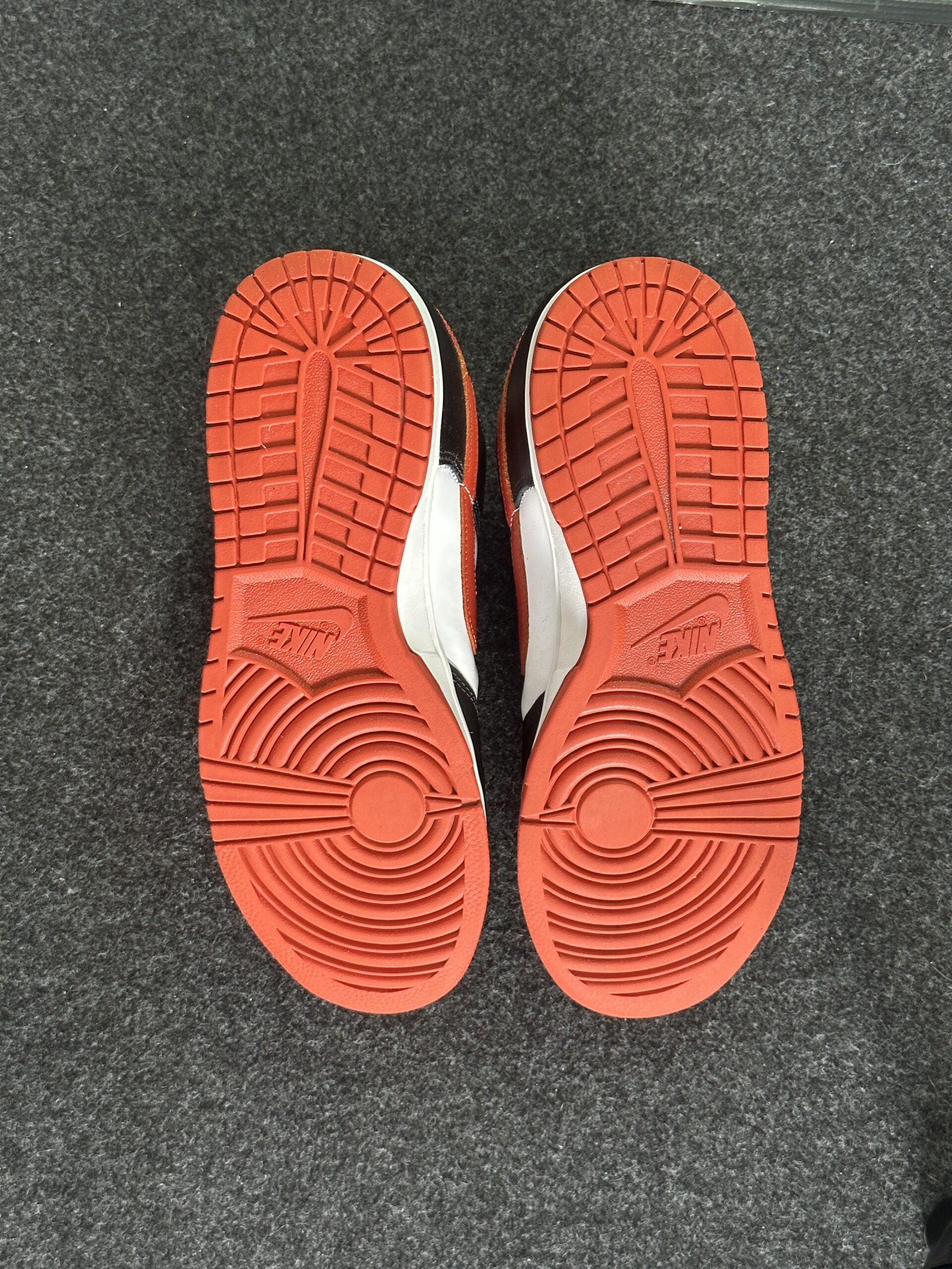 Nike Dunk Low Retro Dragon Red DV0833-108 taglia EU 46 vista suole