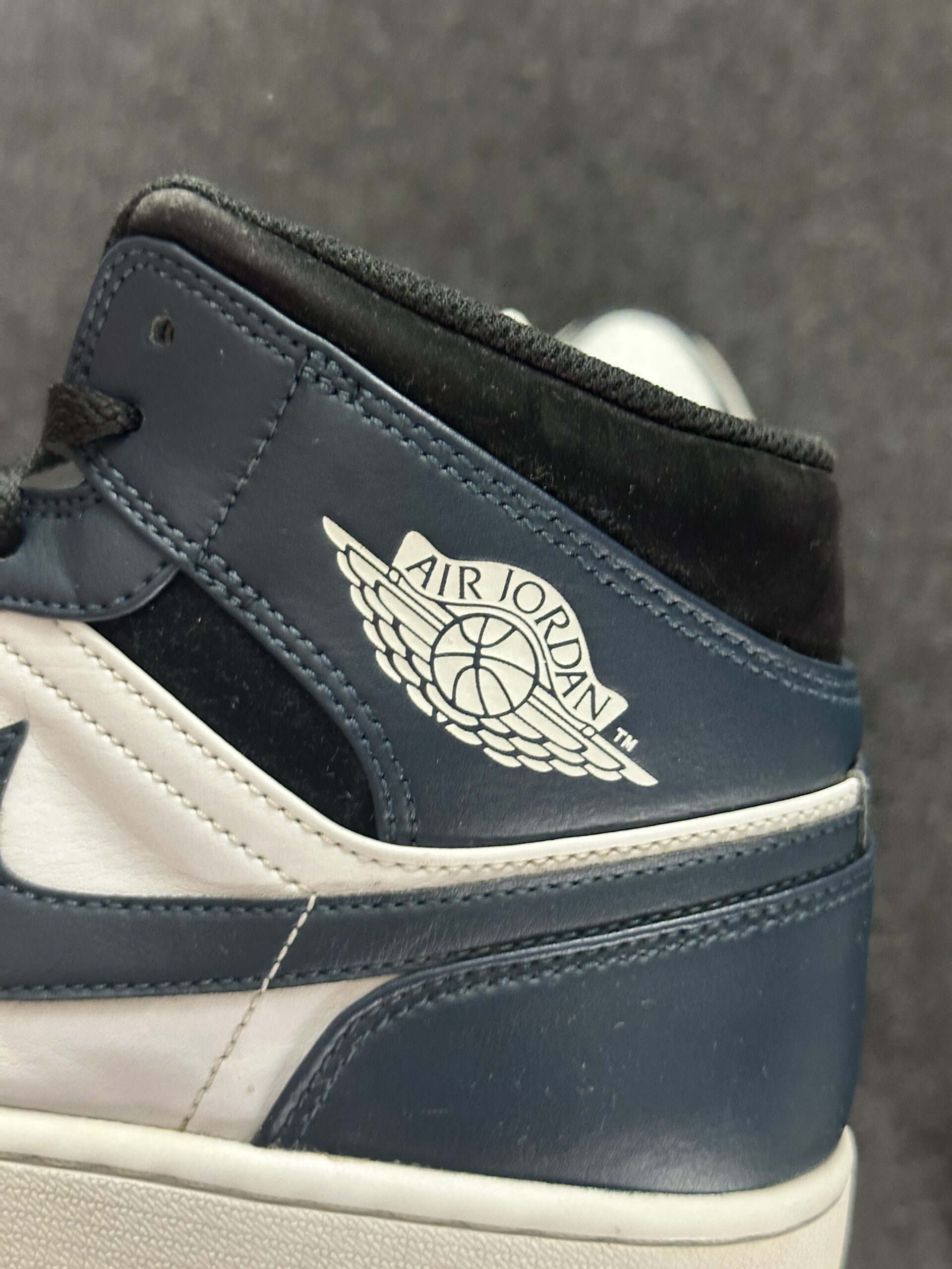 Air Jordan 1 Mid Armory Navy 554724-411 taglia EU 45 vista logo