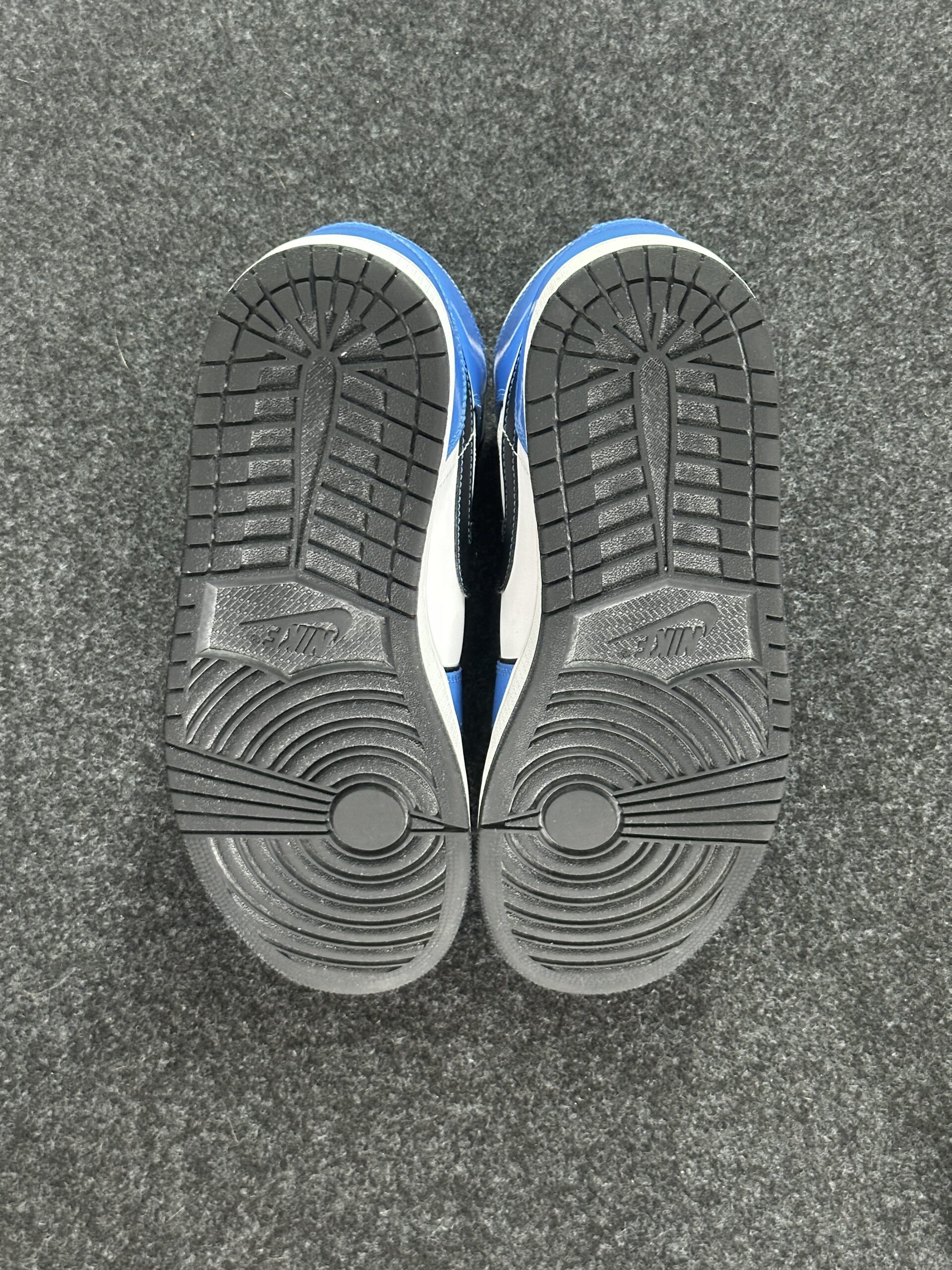 Air Jordan 1 Mid SE Signal Blue DD6834-402 taglia EU 45 vista suole