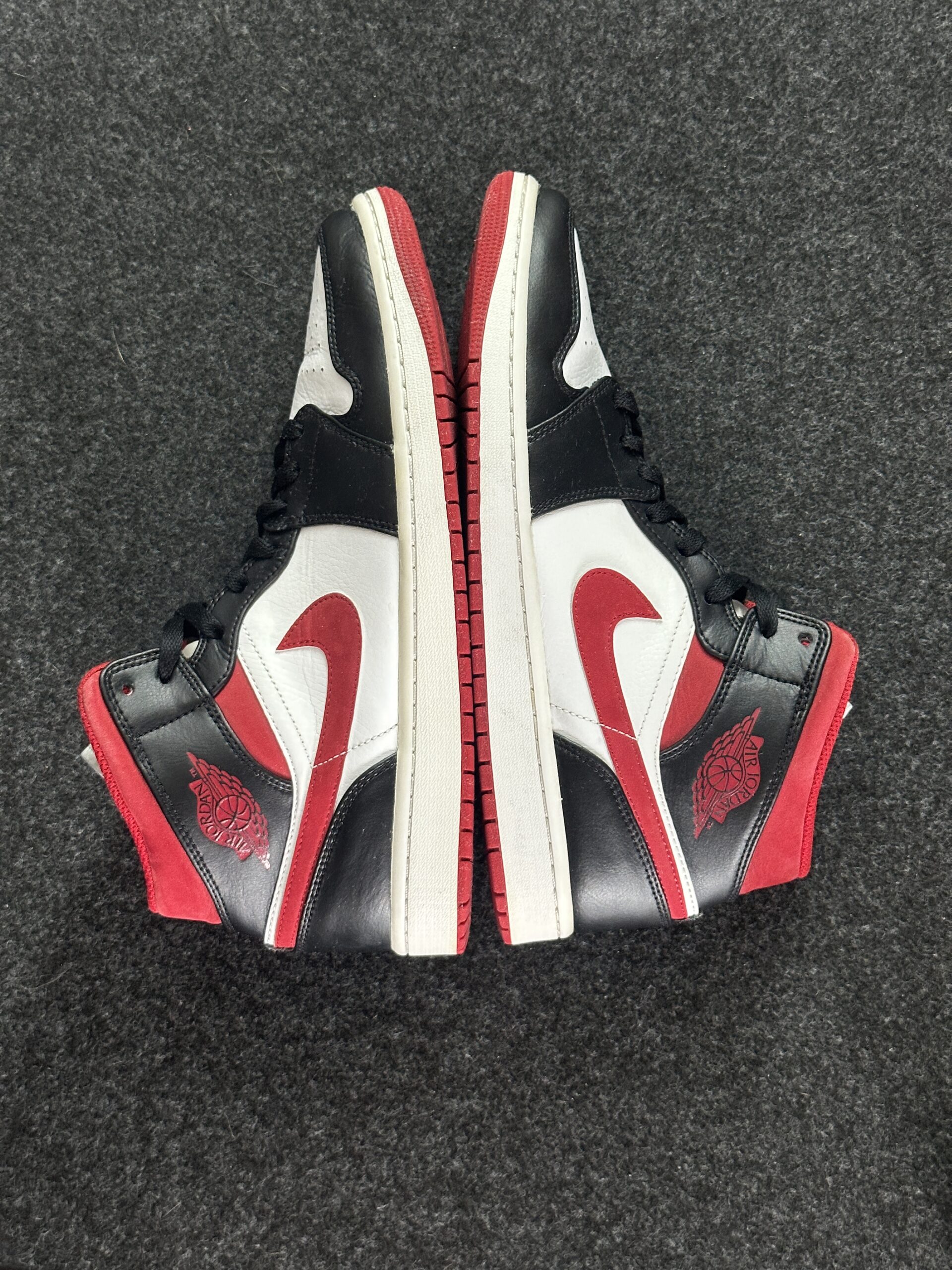 Air Jordan 1 Mid Metallic Red 554724-122 taglia EU 45 vista esterna