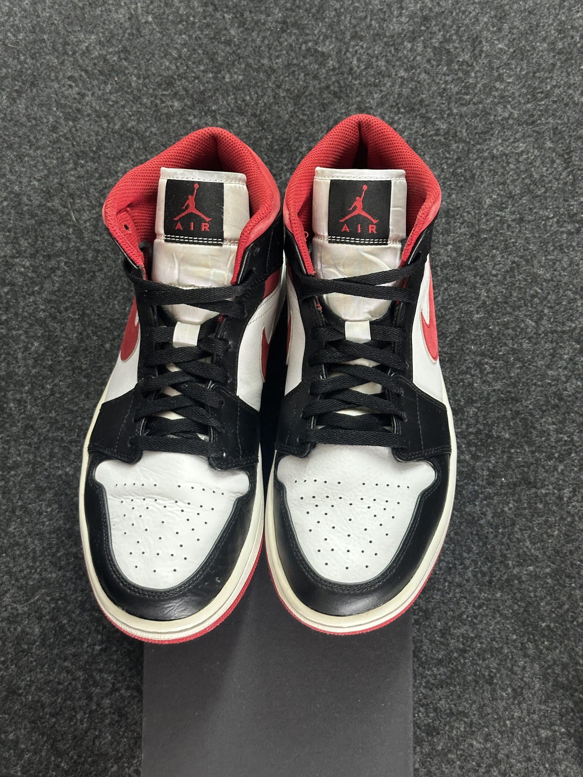Air Jordan 1 Mid Metallic Red 554724-122 taglia EU 45 vista punta