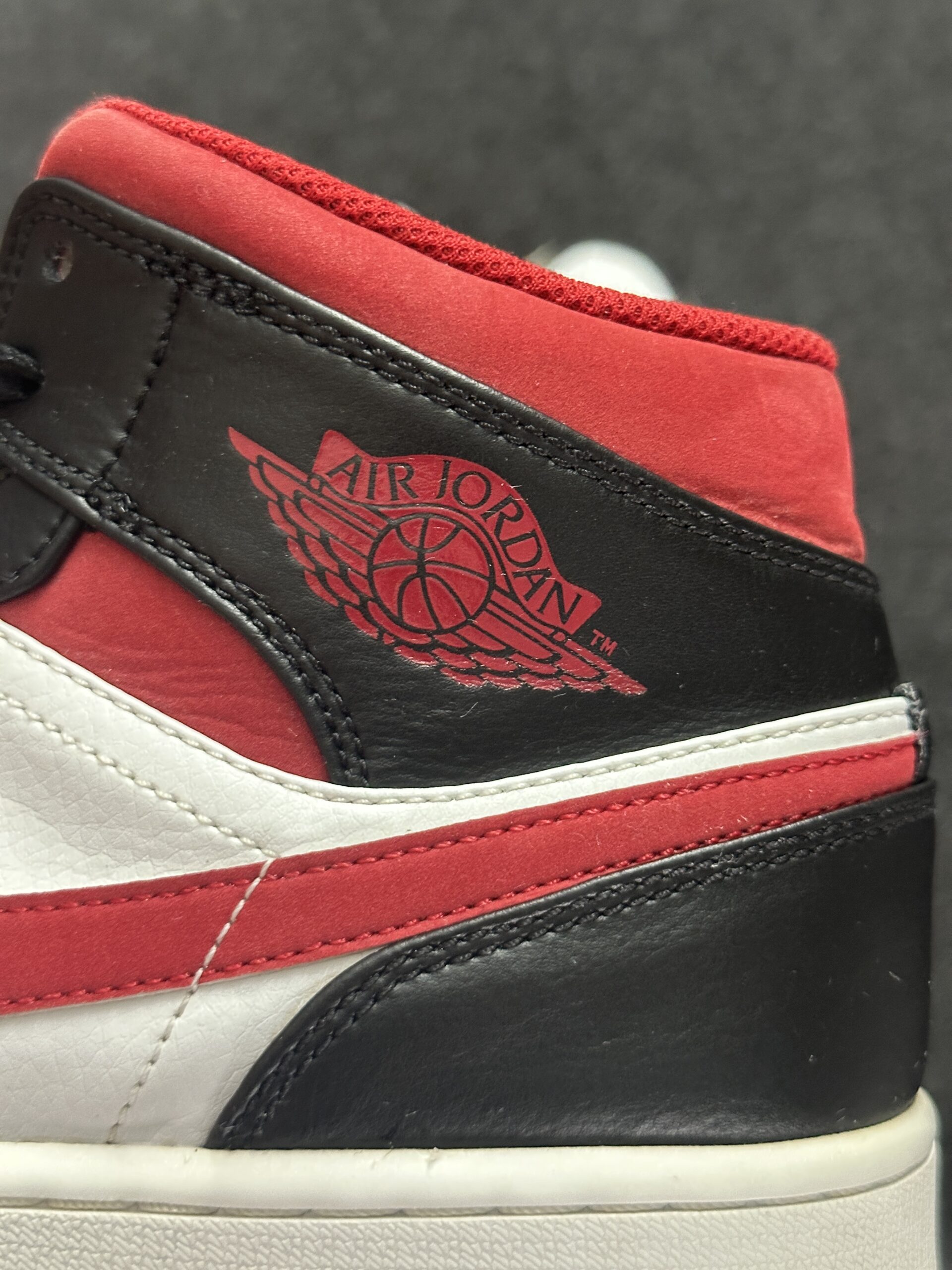 Air Jordan 1 Mid Metallic Red 554724-122 taglia EU 45 vista logo