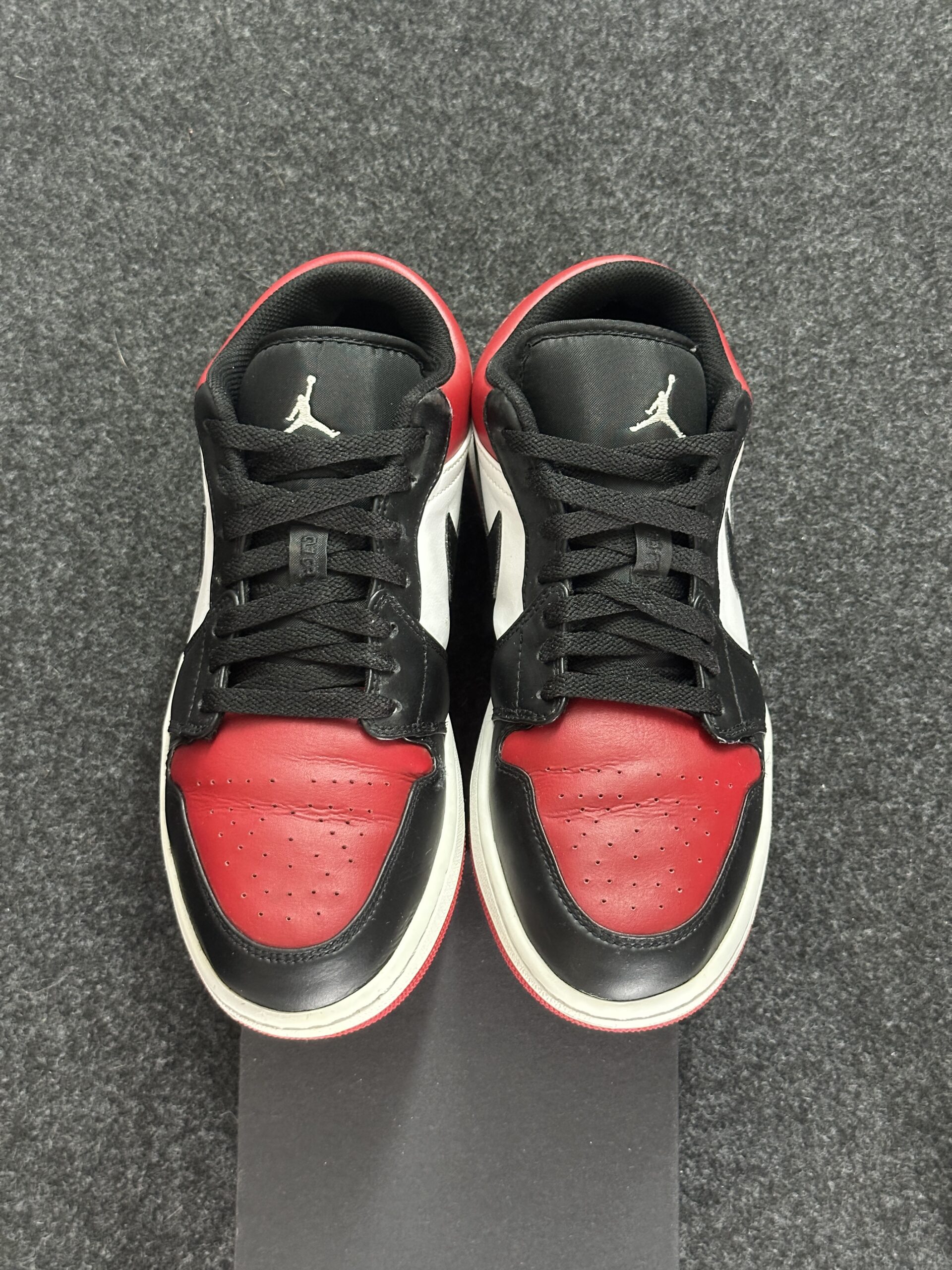 Air Jordan 1 Low Bred Toe 553558-612 taglia EU 45 vista punta