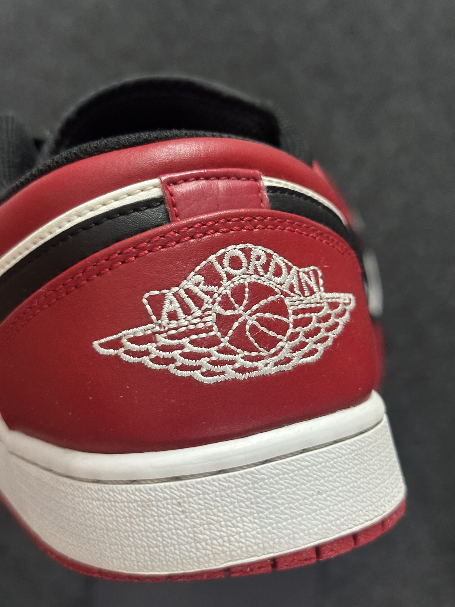 Air Jordan 1 Low Bred Toe 553558-612 taglia EU 45 vista logo