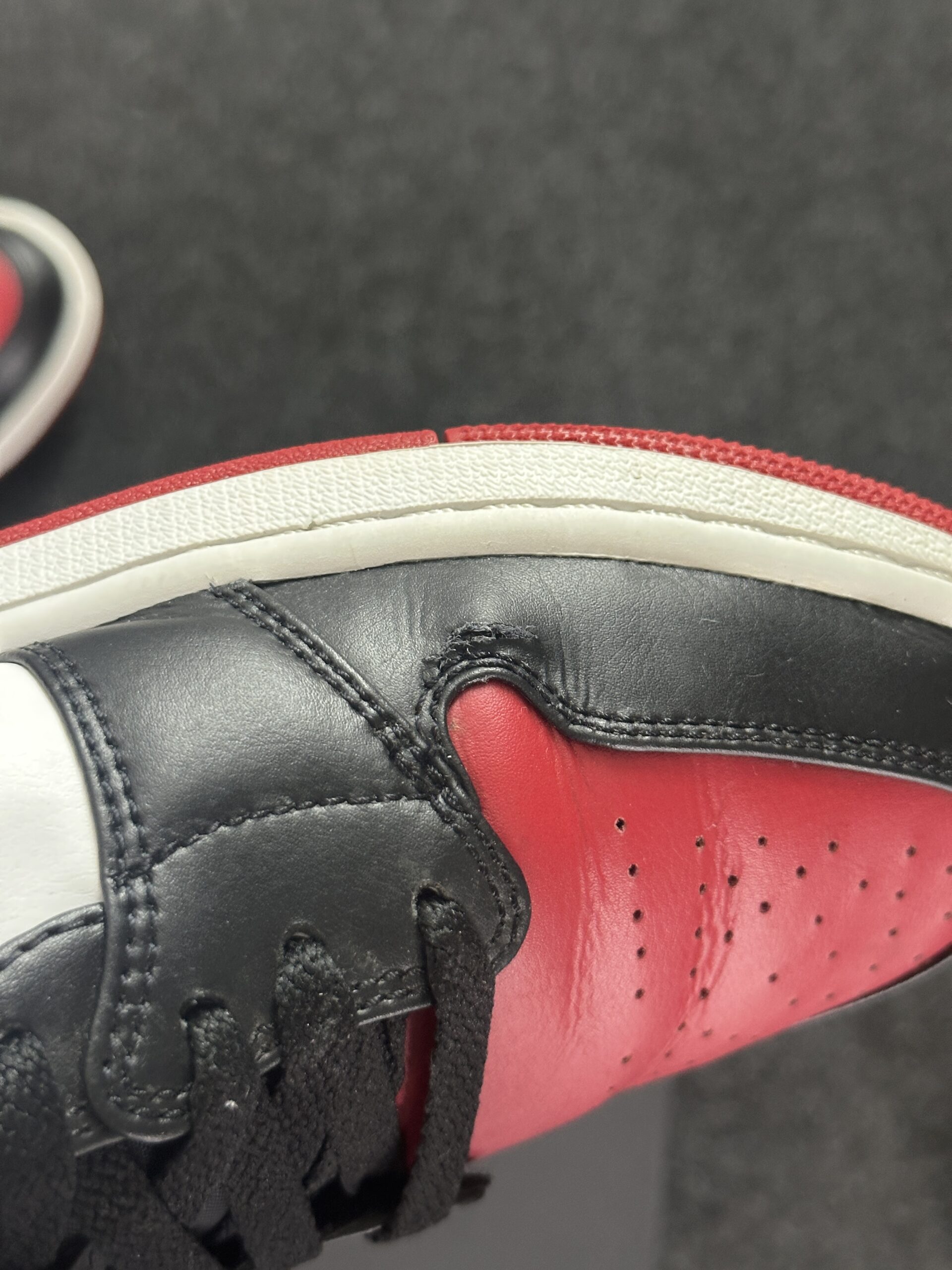 Air Jordan 1 Low Bred Toe 553558-612 taglia EU 45 vista dif