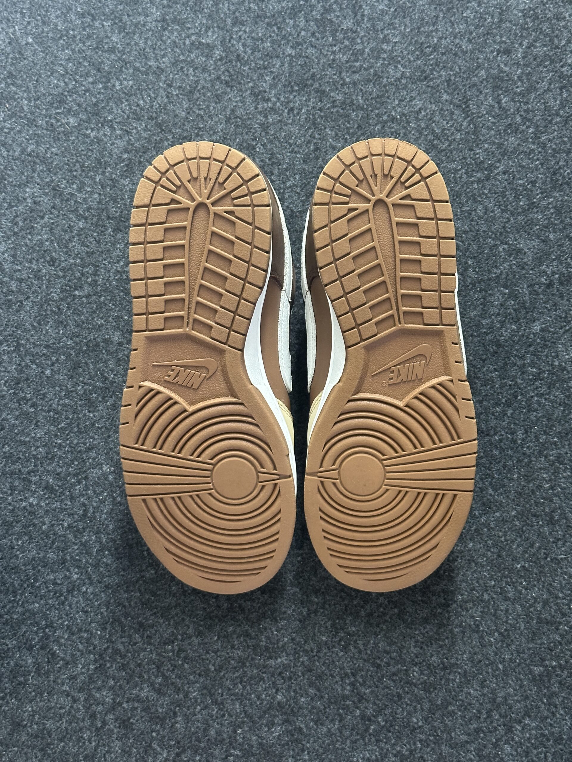 Nike Dunk Low Light British Tan Cacao Wow HV1794-211 taglia EU 44 vista suole