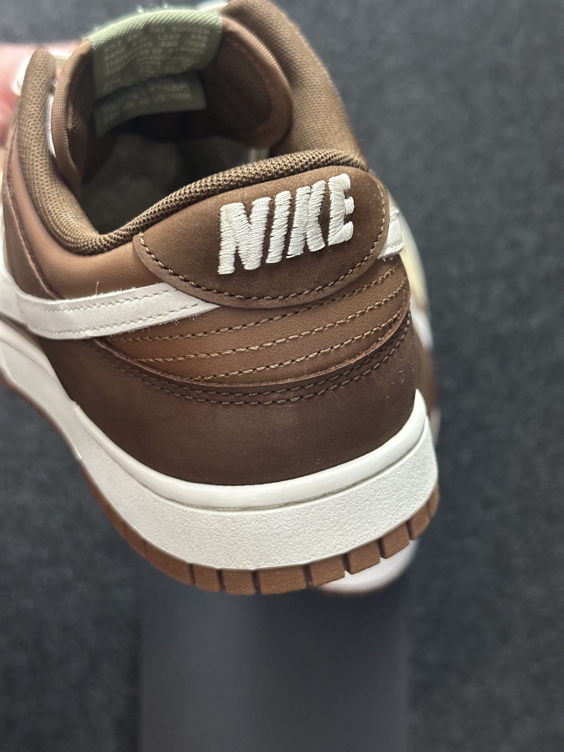 Nike Dunk Low Light British Tan Cacao Wow HV1794-211 taglia EU 44 vista logo