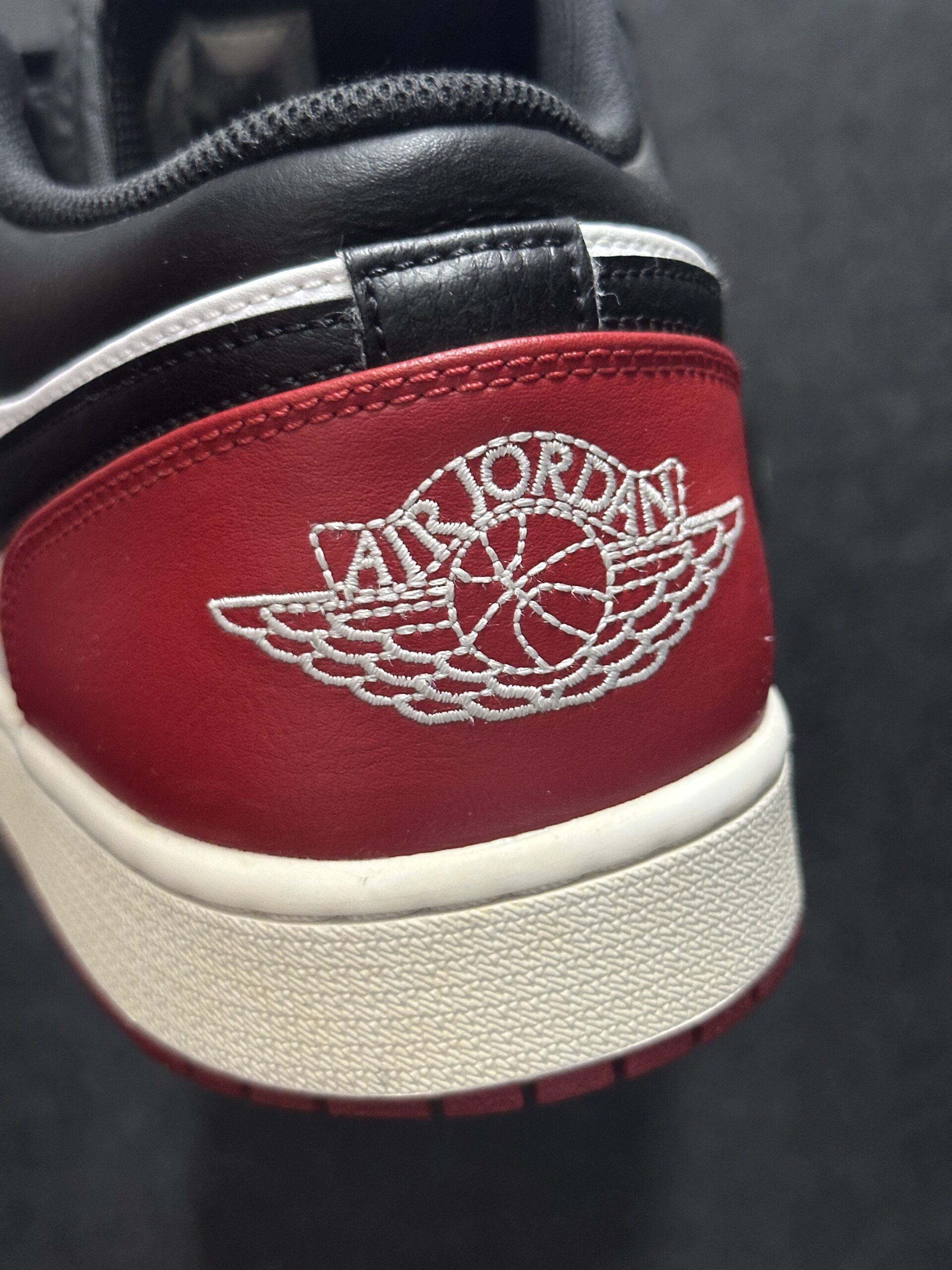 Air Jordan 1 Low Bred Toe 553558-161 taglia EU 46 vista logo