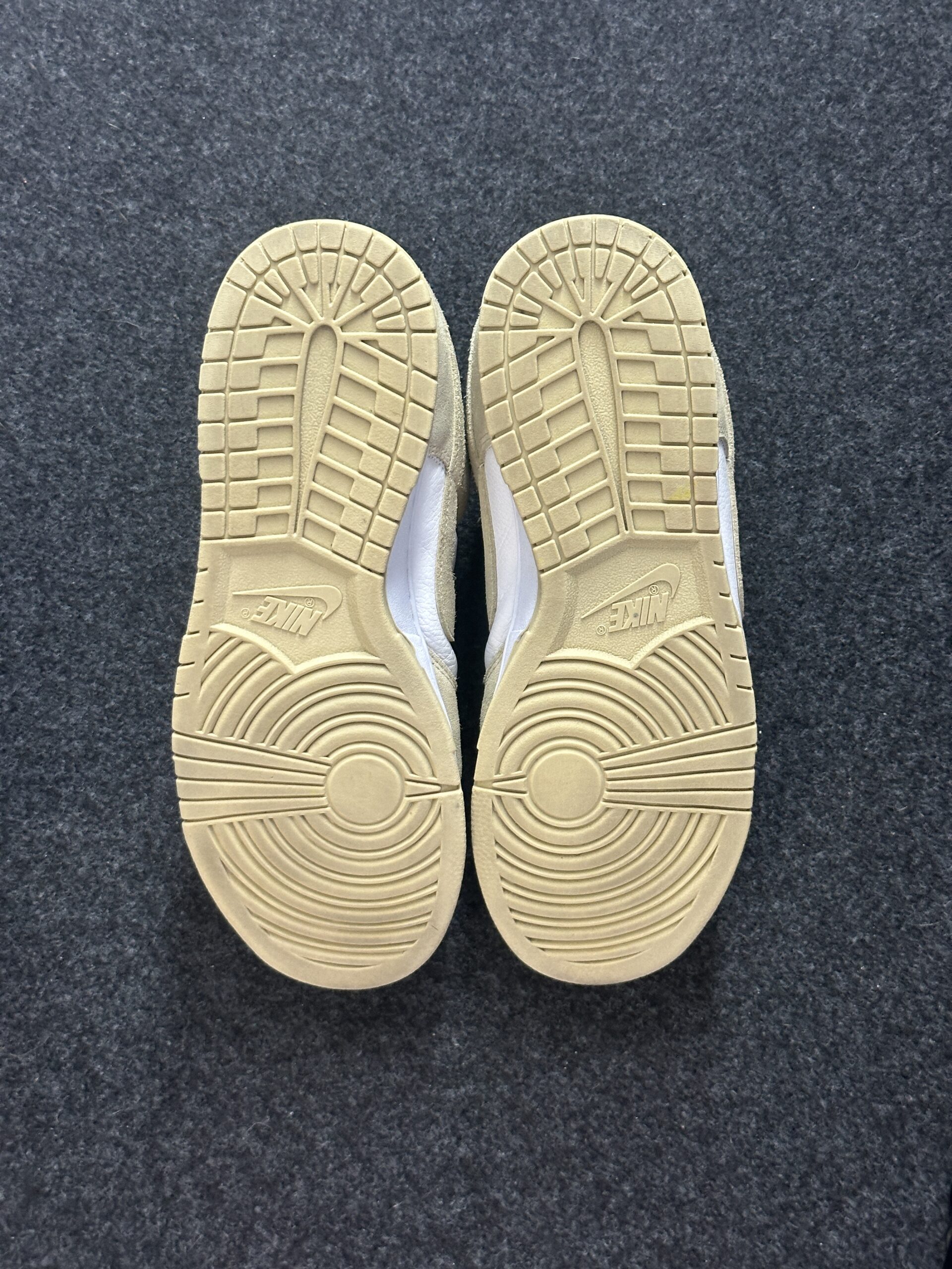 Nike Dunk Low SE Team Gold Suede FQ8249-102 taglia EU 45 vista suole