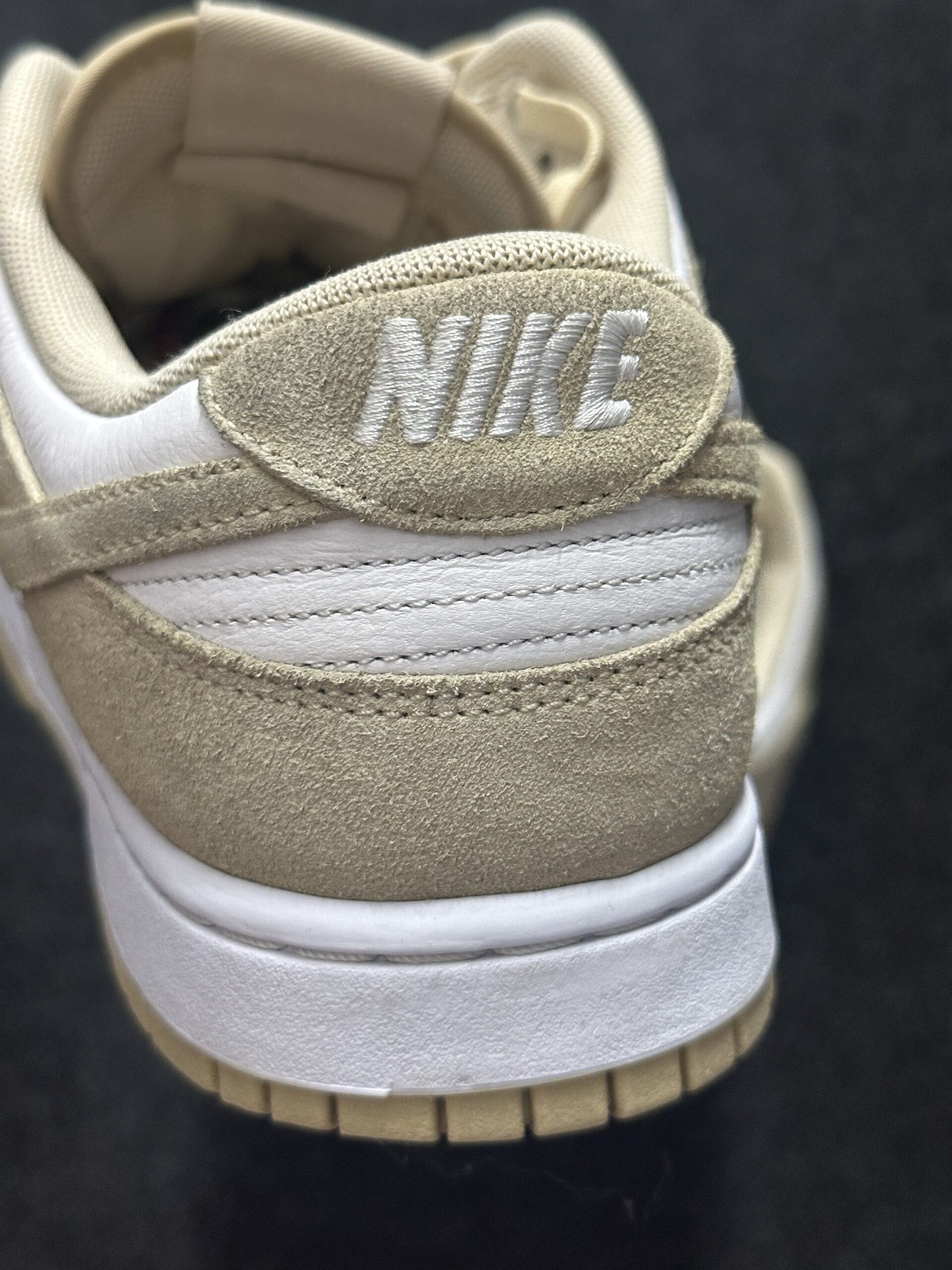 Nike Dunk Low SE Team Gold Suede FQ8249-102 taglia EU 45 vista logo